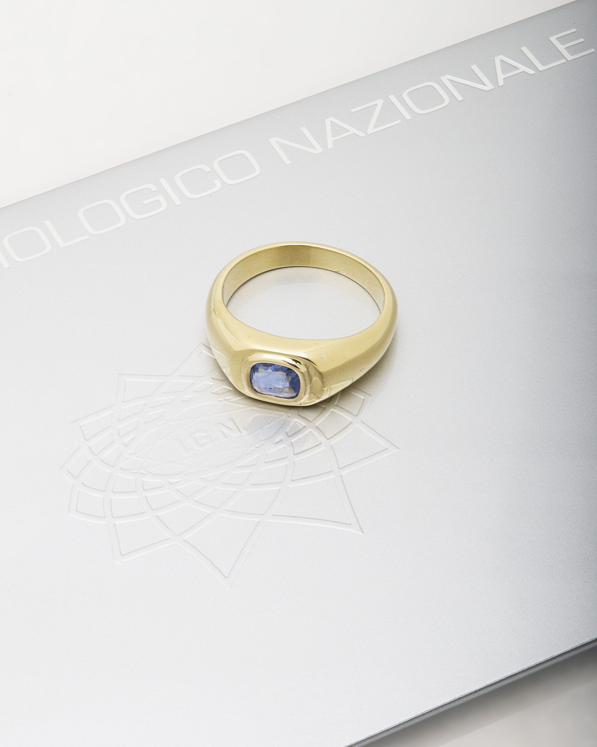 Anello sigillo in oro giallo con zaffiro ceylon centrale-4