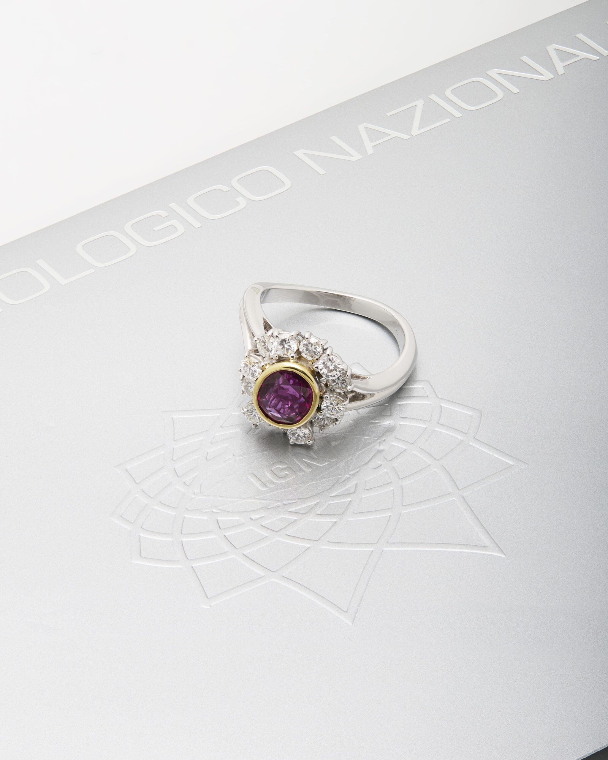 Anello fiore oro bianco e giallo con gambo ondulato rubino e diamanti-4