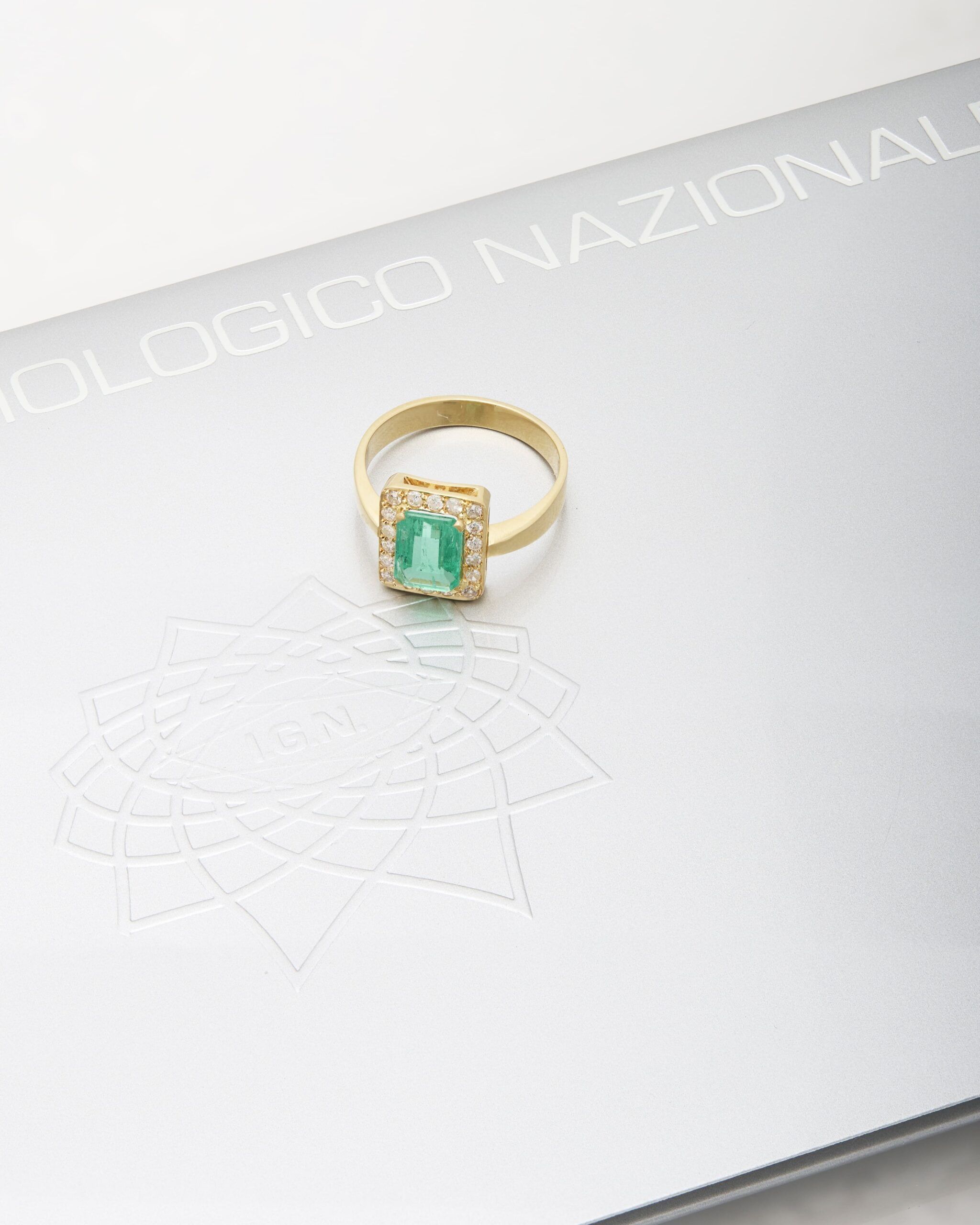 Anello forma rettangolare in oro giallo con smeraldo centrale e giro di diamanti-4