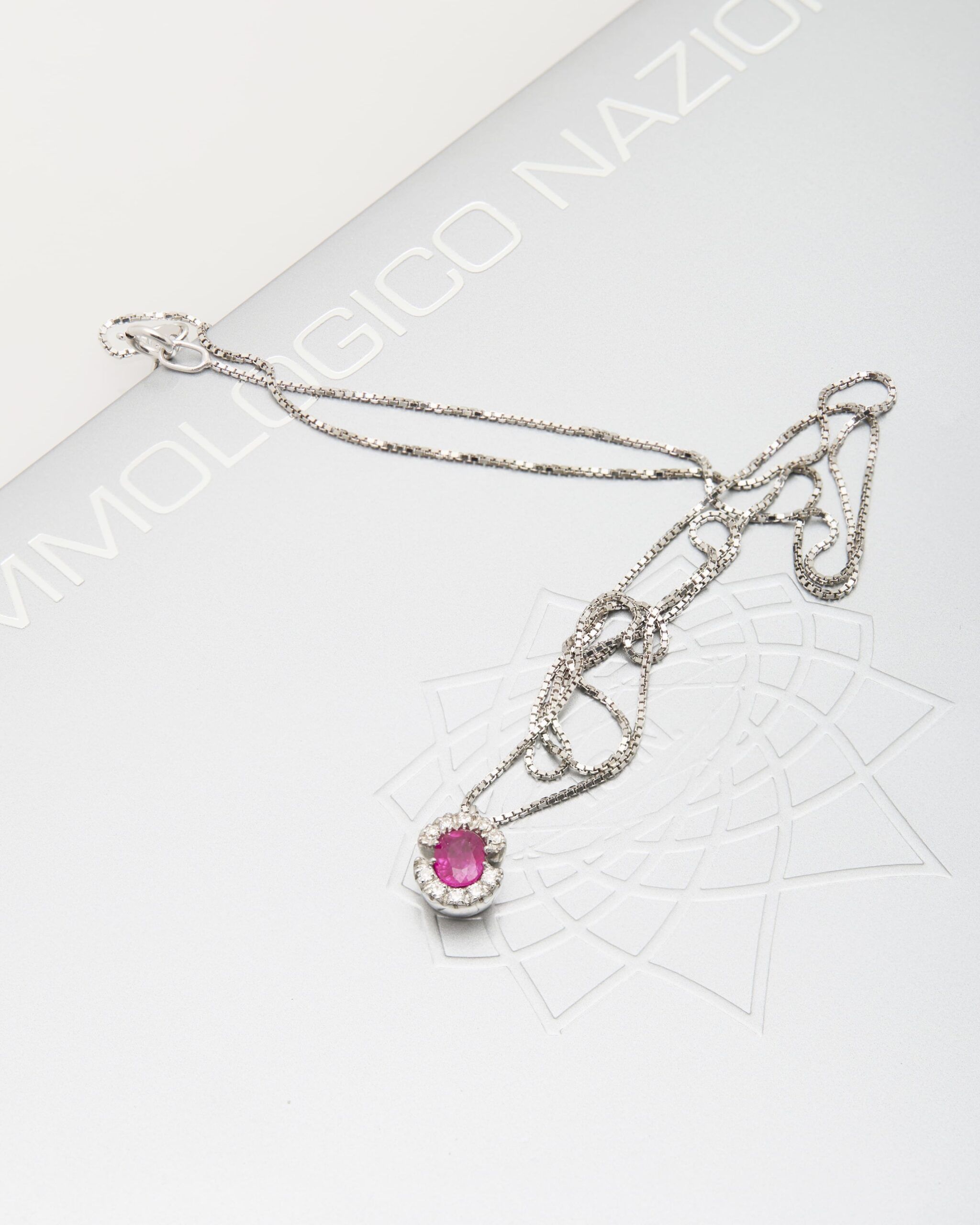 Collana con ciondolo doppia c in oro bianco con rubino e diamanti-3