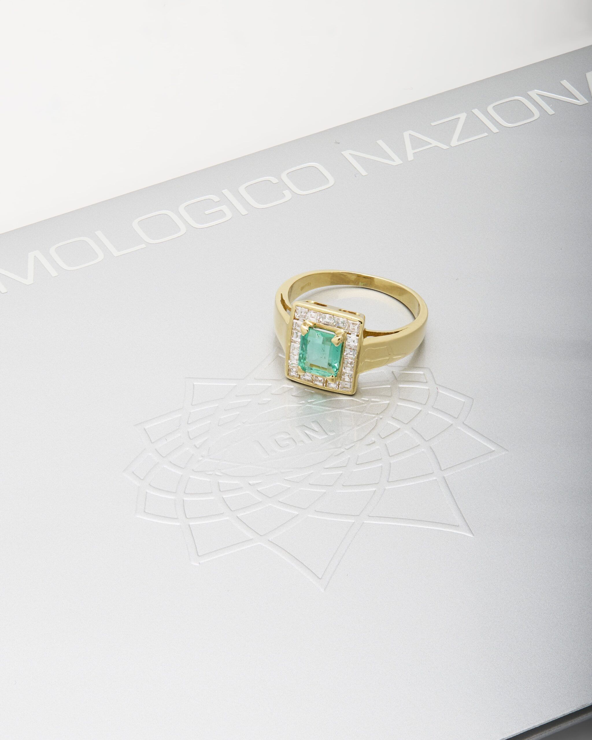 Anello in oro giallo con smeraldo centrale e contorno di diamanti carrè-4