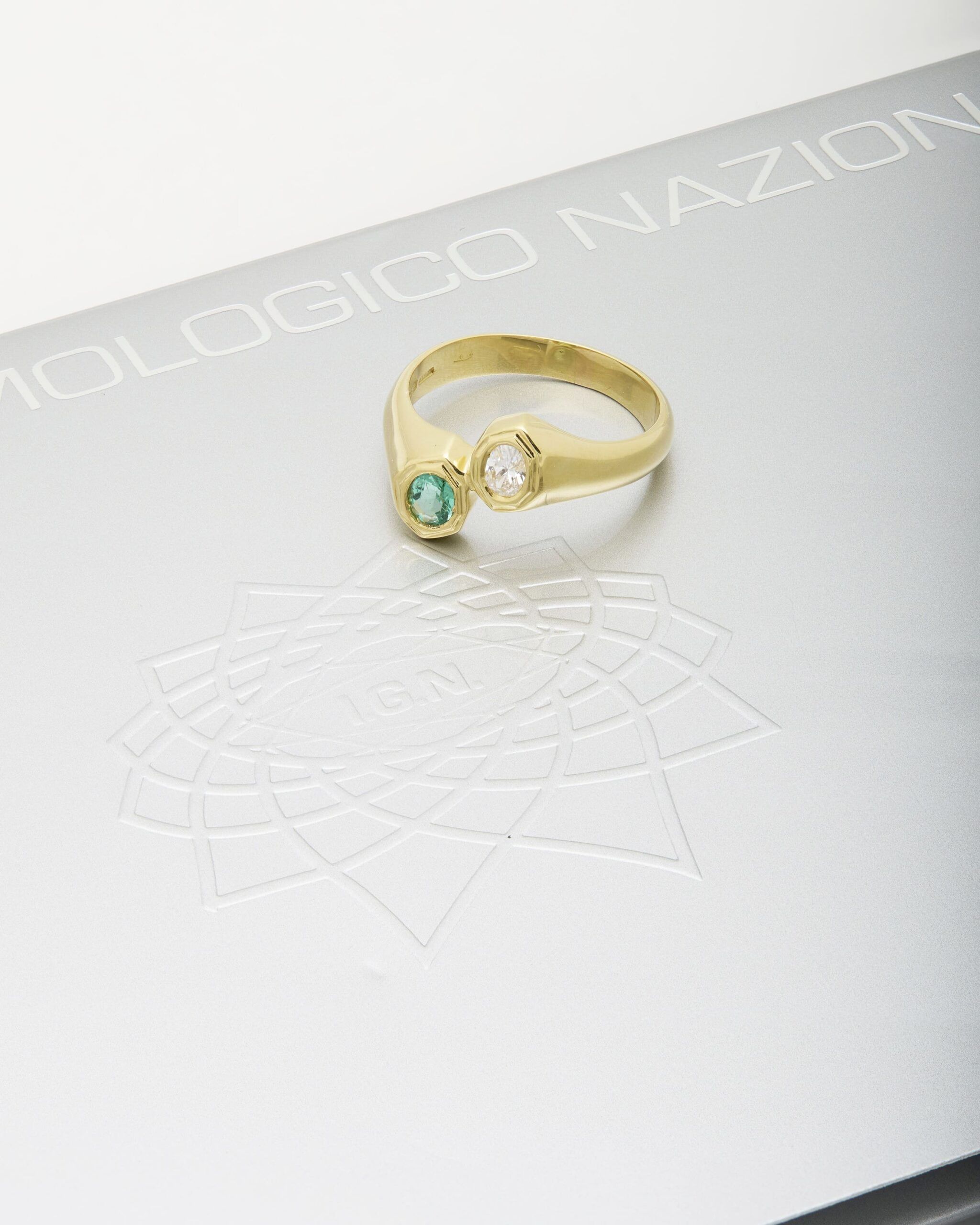 Anello contrariè in oro giallo con smeraldo e diamante ovali-4