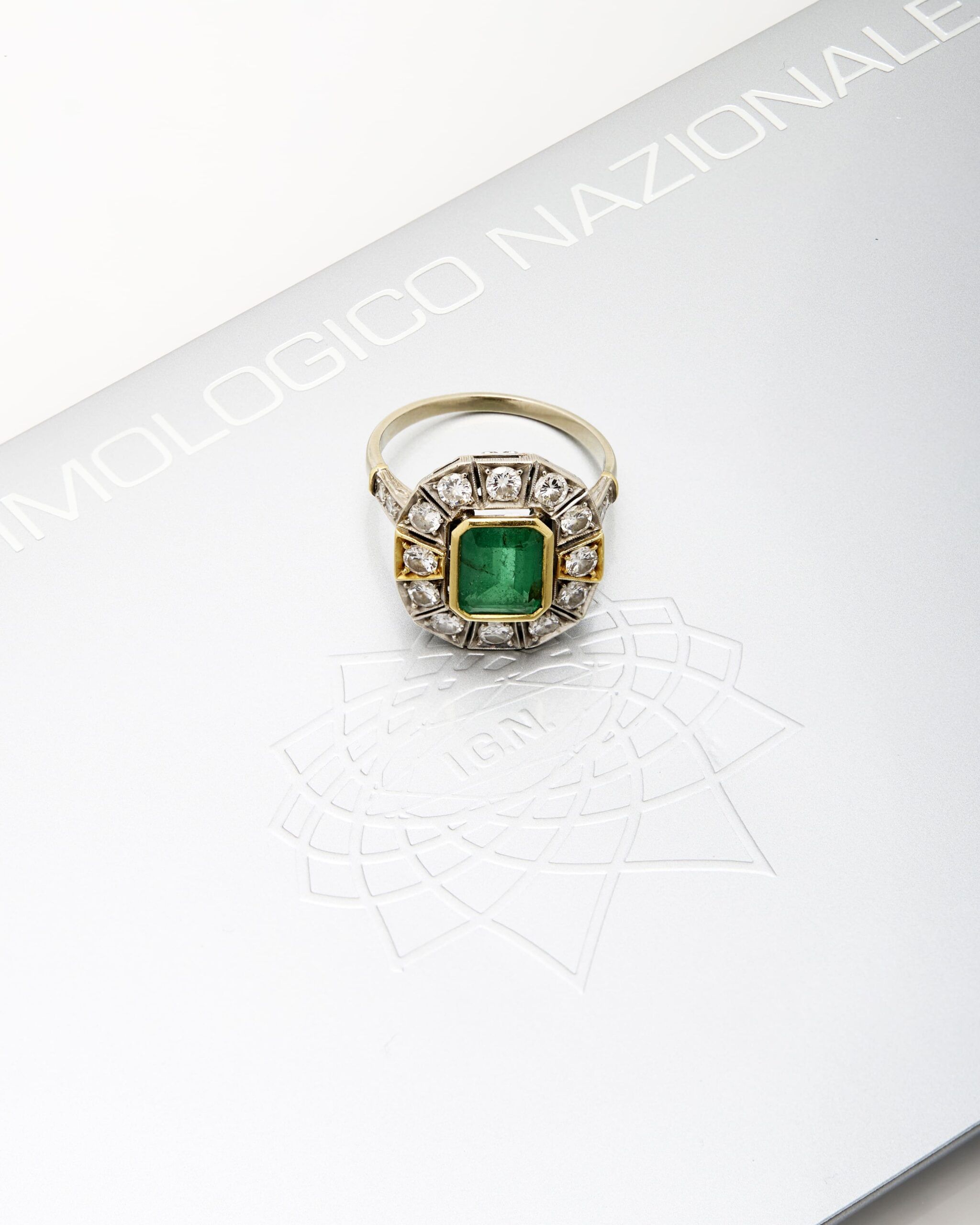 Anello in oro giallo e bianco con traforo fiorentino smeraldo centrale e diamanti di contorno-4