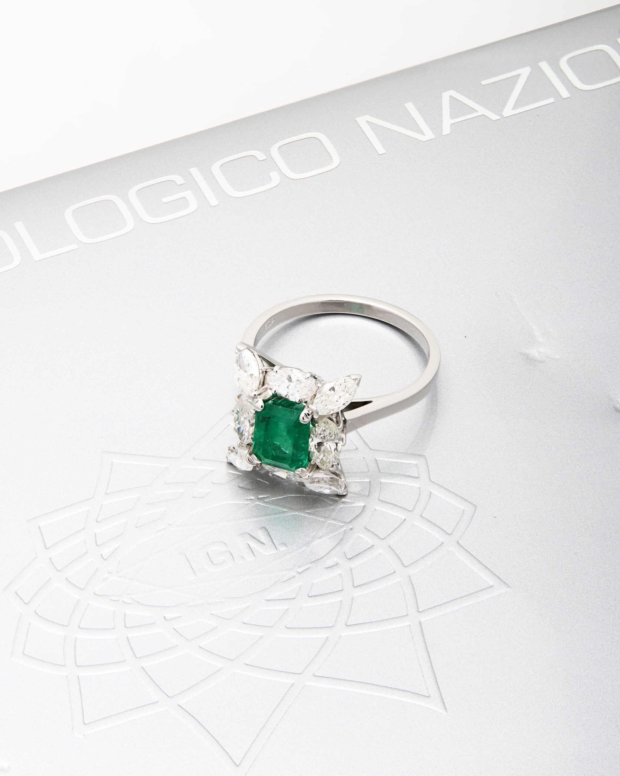 Anello oro bianco con smeraldo centrale e contorno di diamanti navette-4