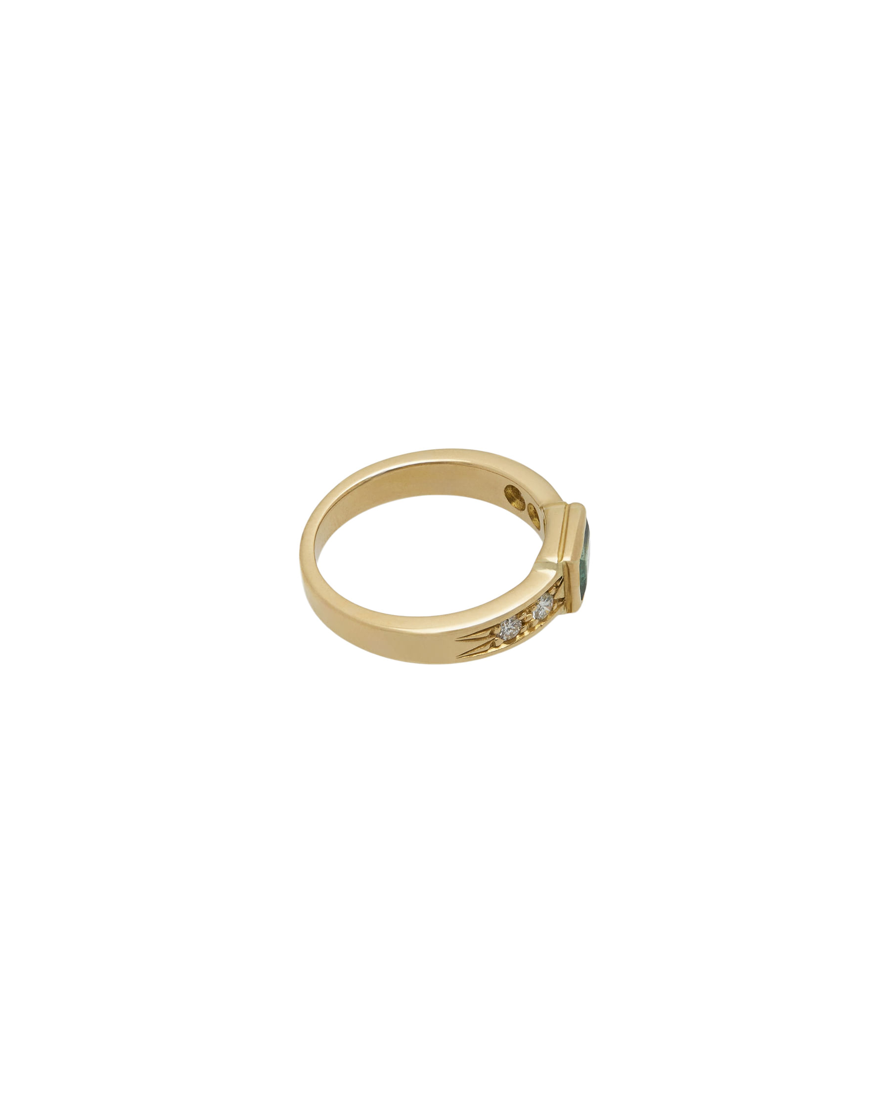 Anello oro giallo con smeraldo rettangolare e quattro diamanti laterali-2