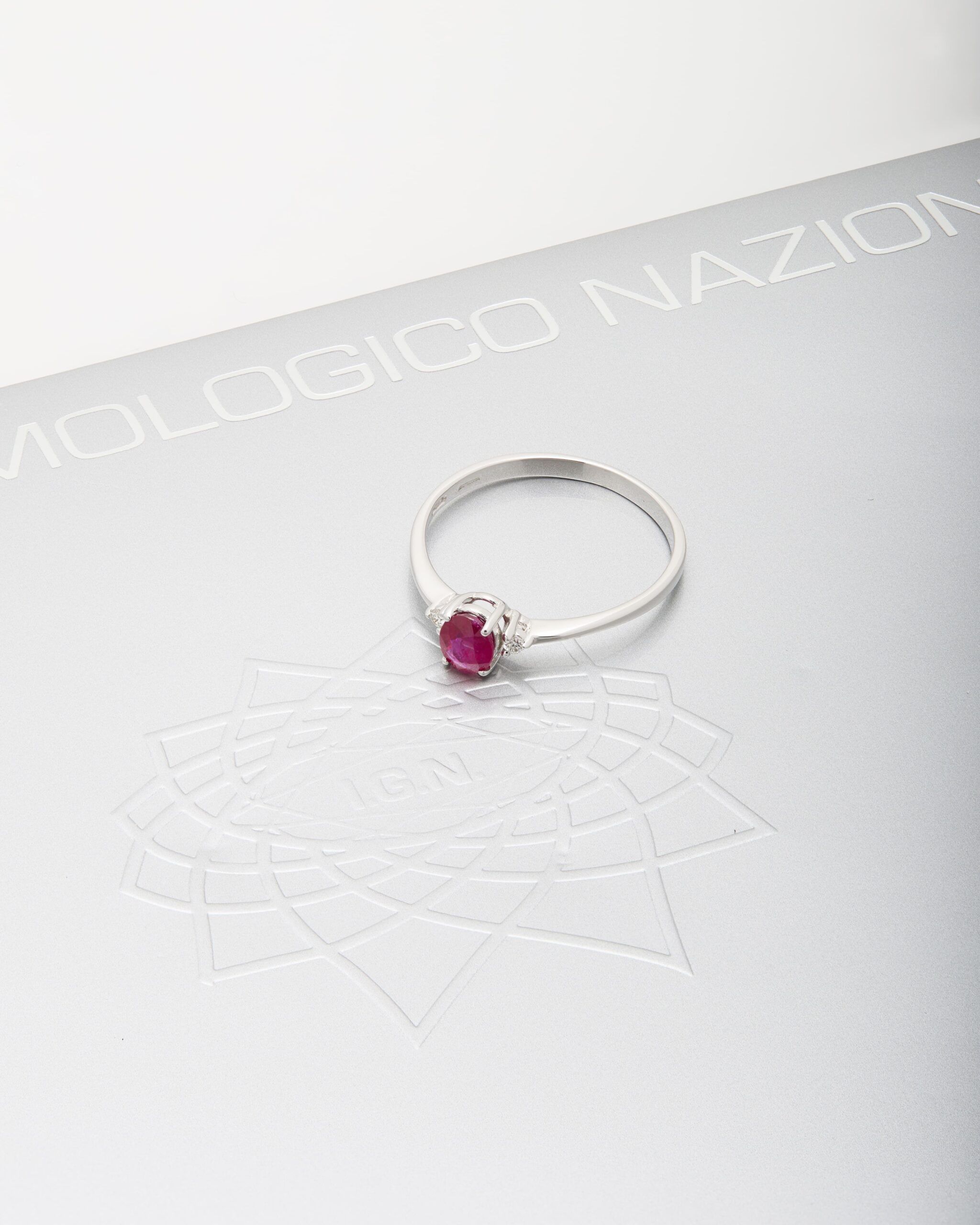 Anello oro bianco con diamanti e rubino centrale-4