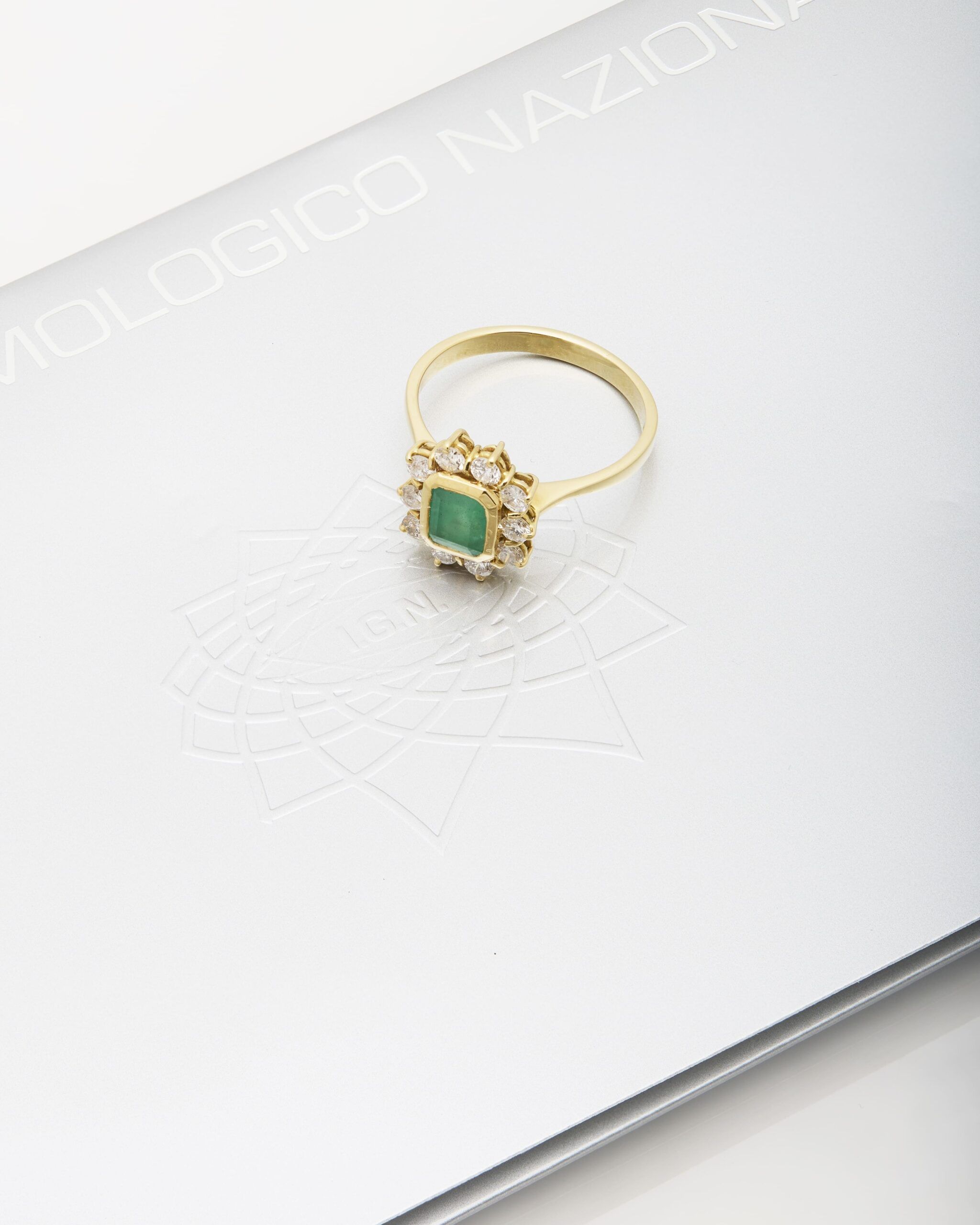 Anello fiore in oro giallo con giro di diamanti e smeraldo centrale-4