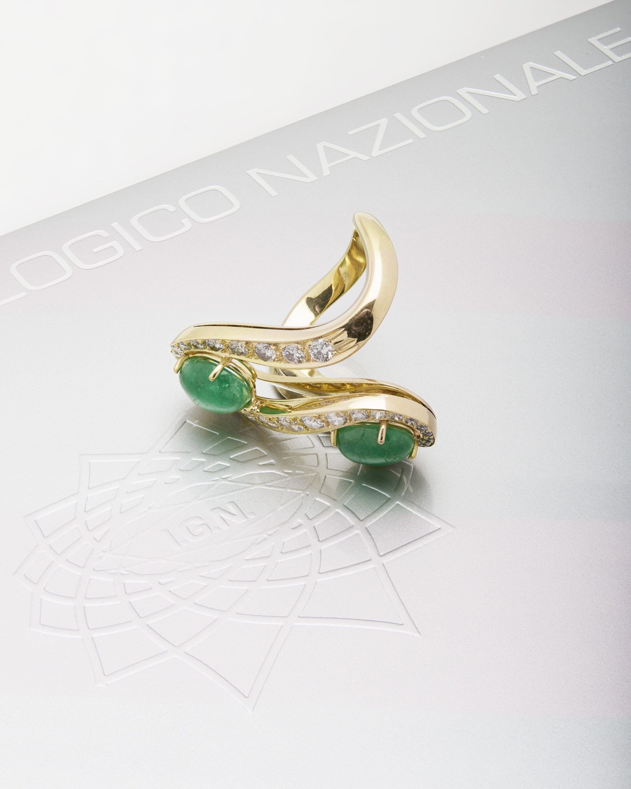 Anello design giansanti roma in oro giallo con smeraldi cabochon e diamanti-4