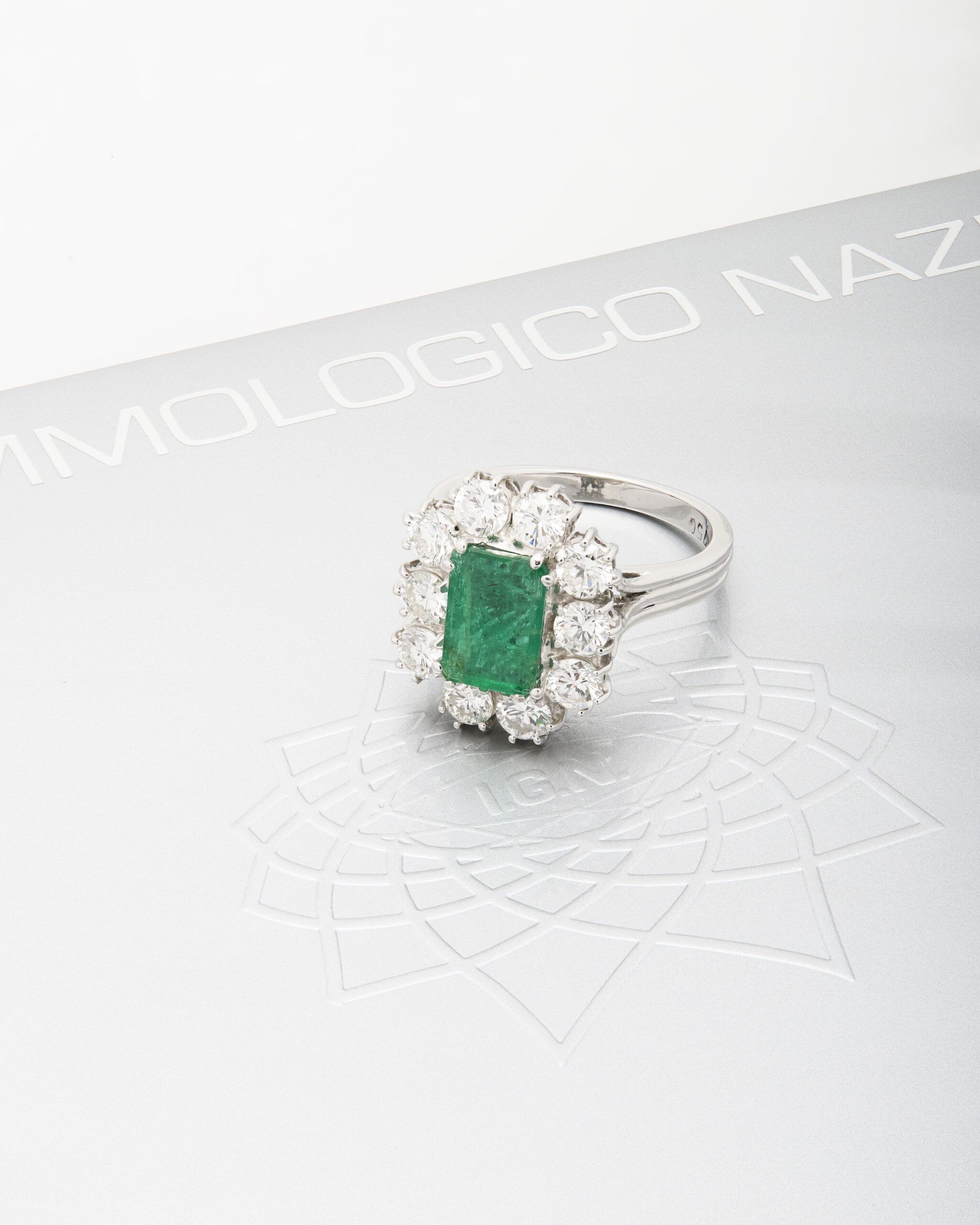 Anello fiore oro bianco con smeraldo centrale 1,20 ct e diamanti-4