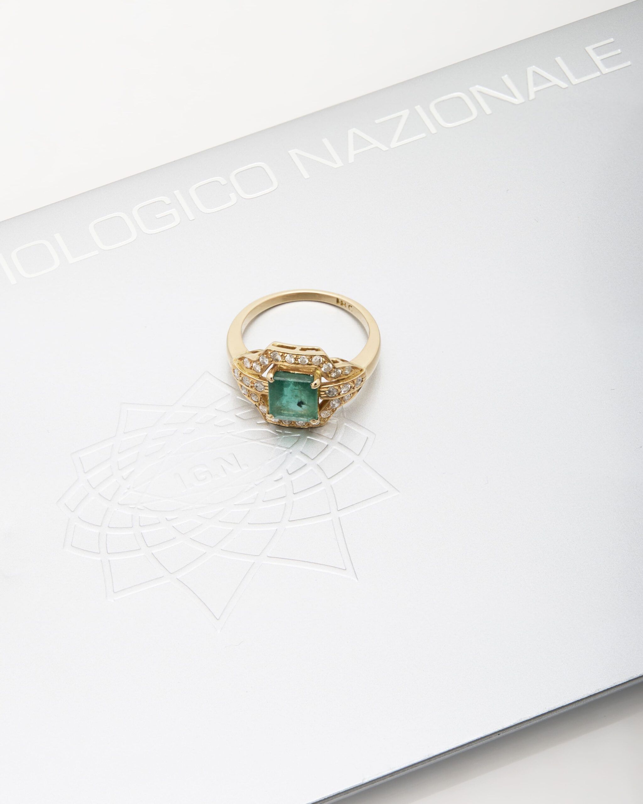 Anello geometrico in oro giallo con smeraldo centrale e diamanti-4
