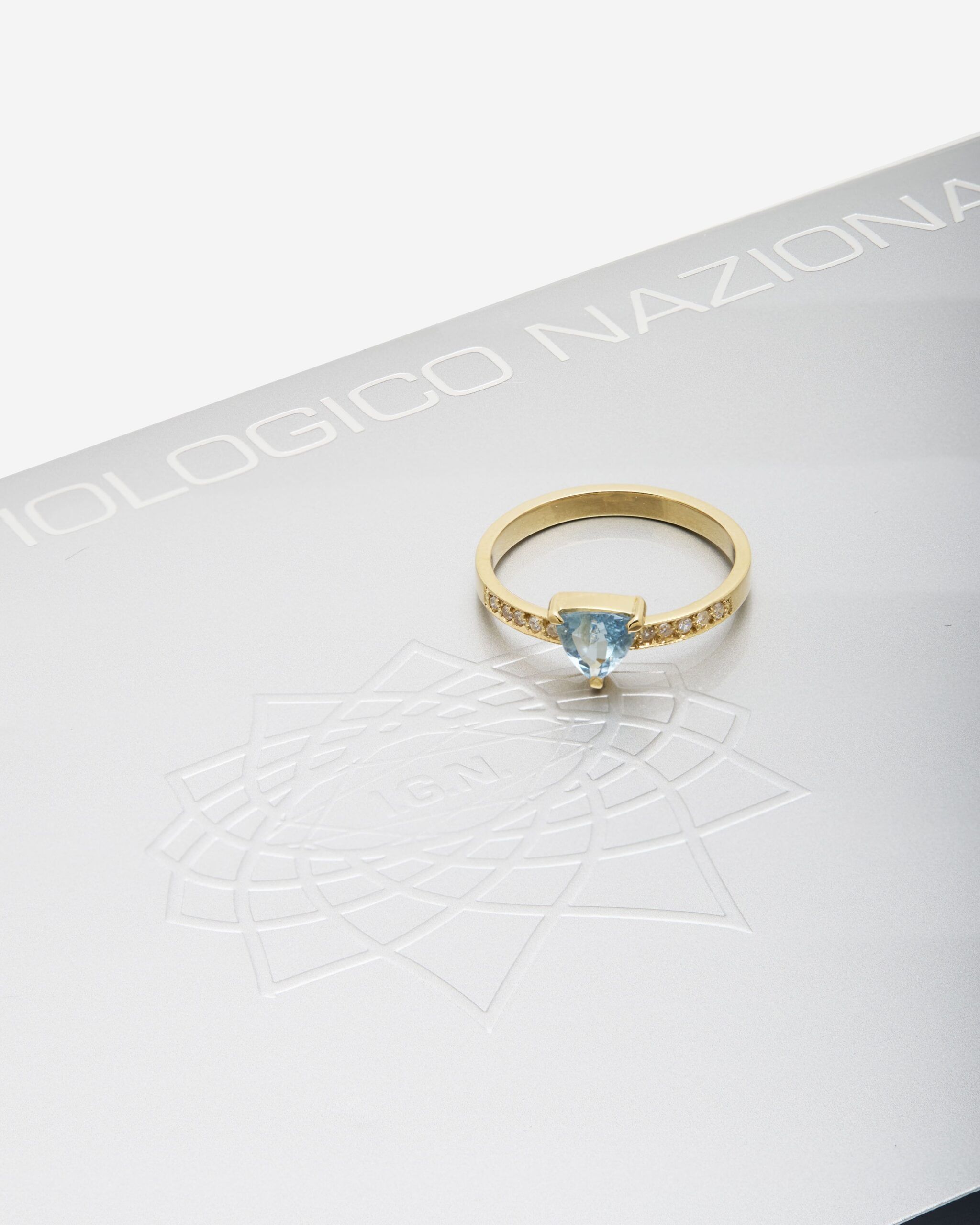 Anello triangolo in oro giallo con acquamarina e diamanti laterali-4