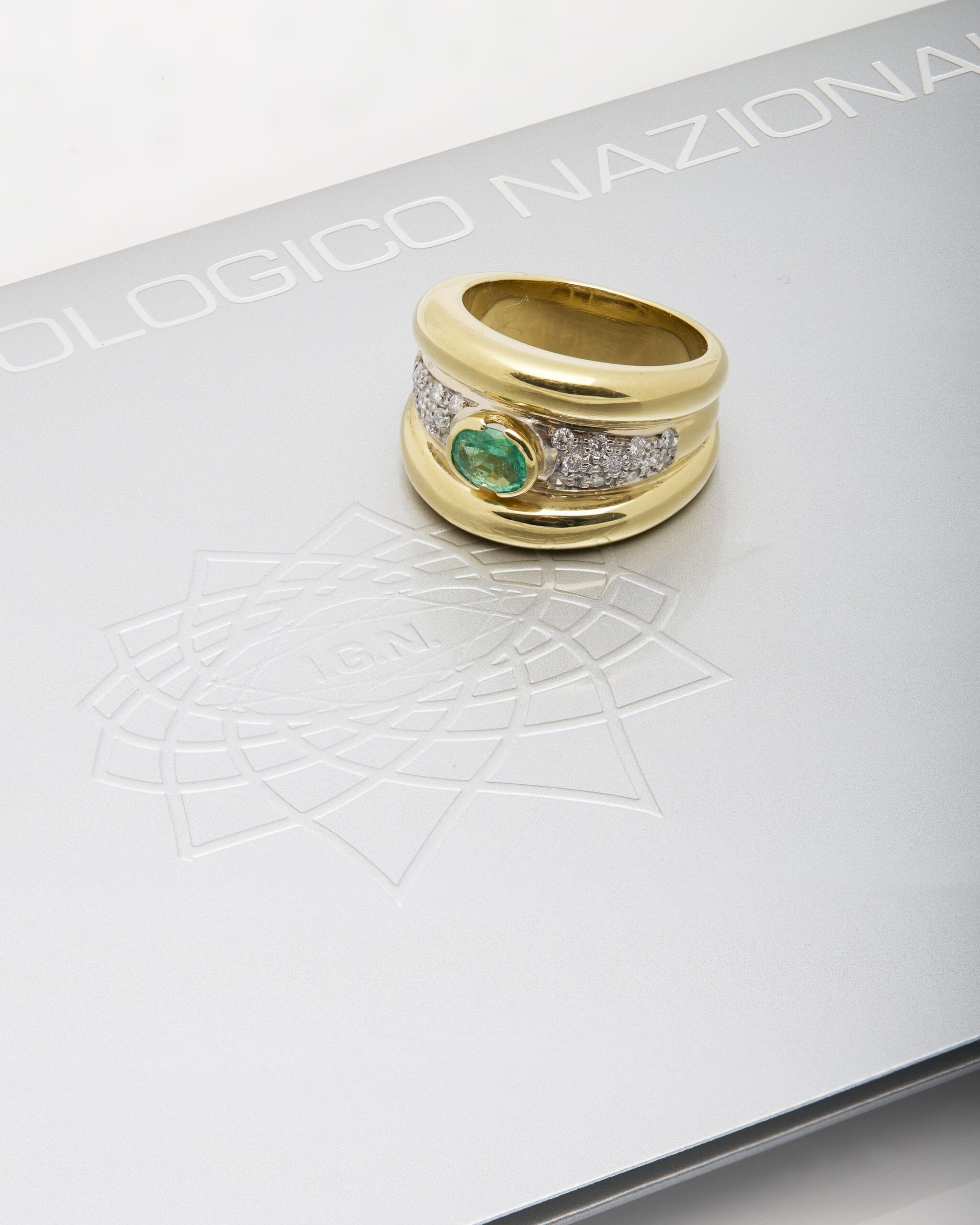 Anello fascia oro bianco e giallo con smeraldo centrale ovale e diamanti-4