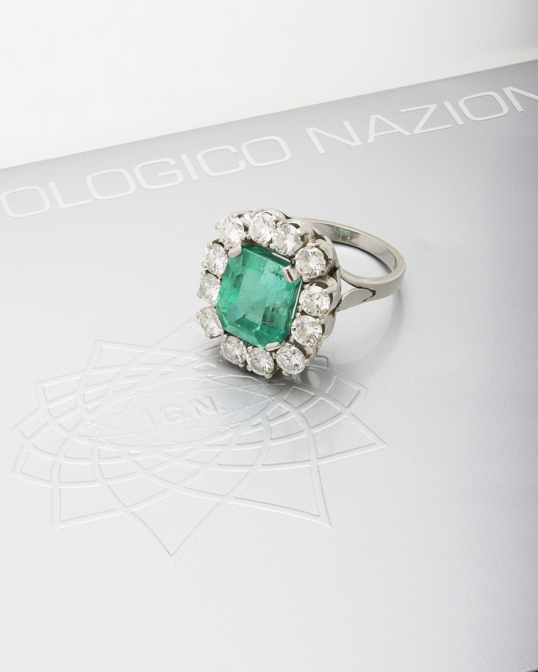 Anello in platino con smeraldo centrale 7,50 ct e giro di diamanti-4