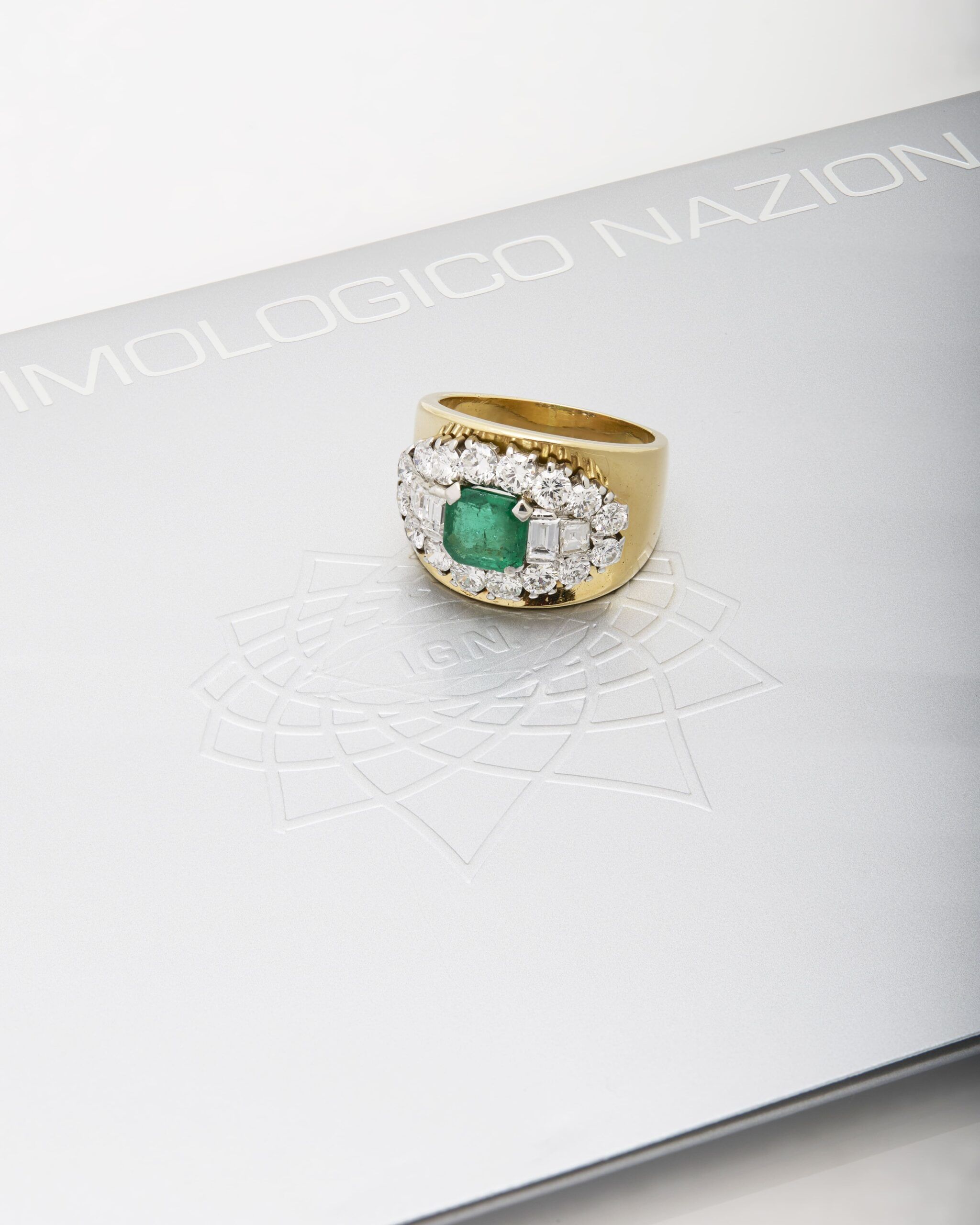 Anello fascia in oro giallo e bianco con smeraldo centrale diamanti baguette e round-4