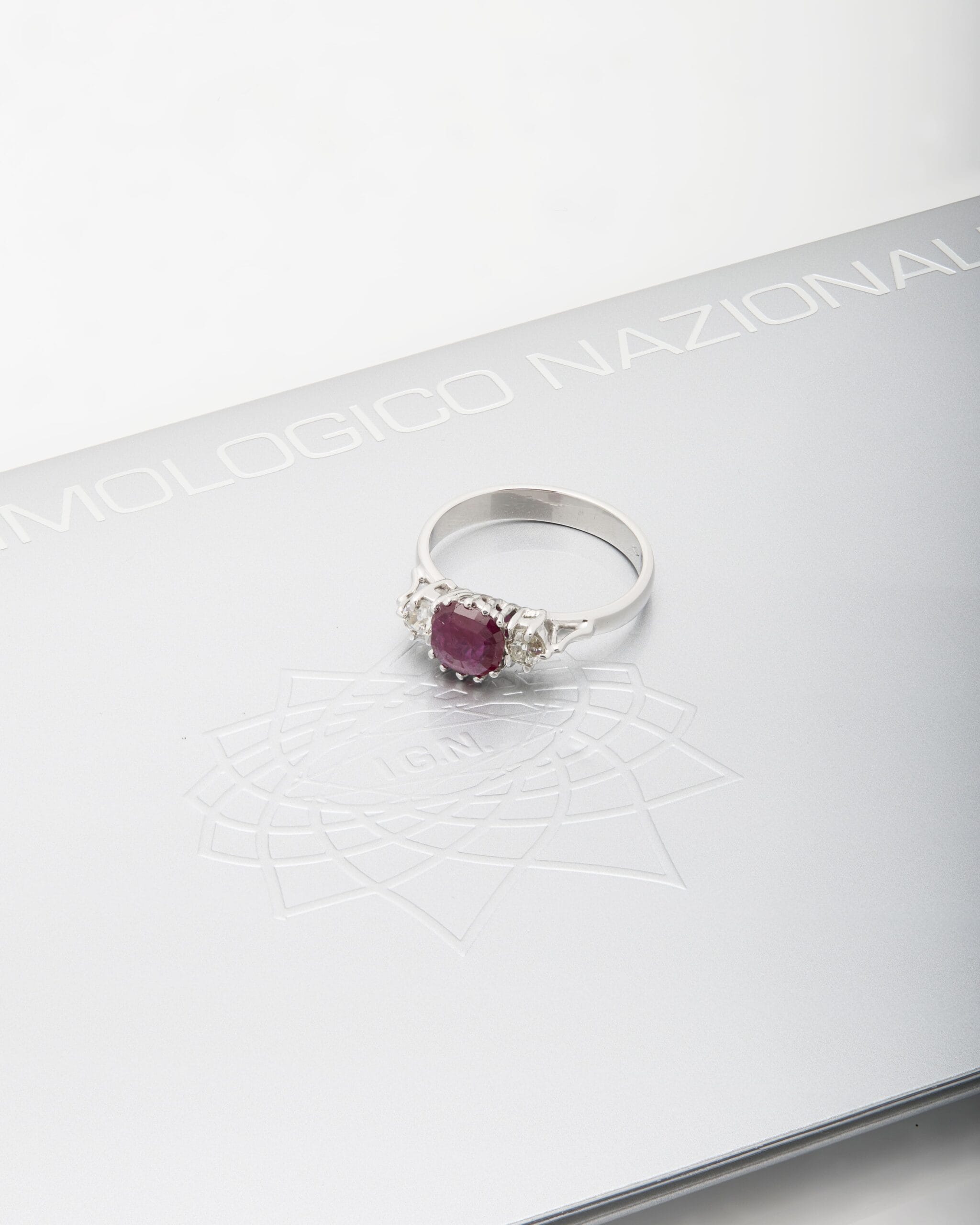 Anello oro bianco con diamanti antichi e rubino centrale-4