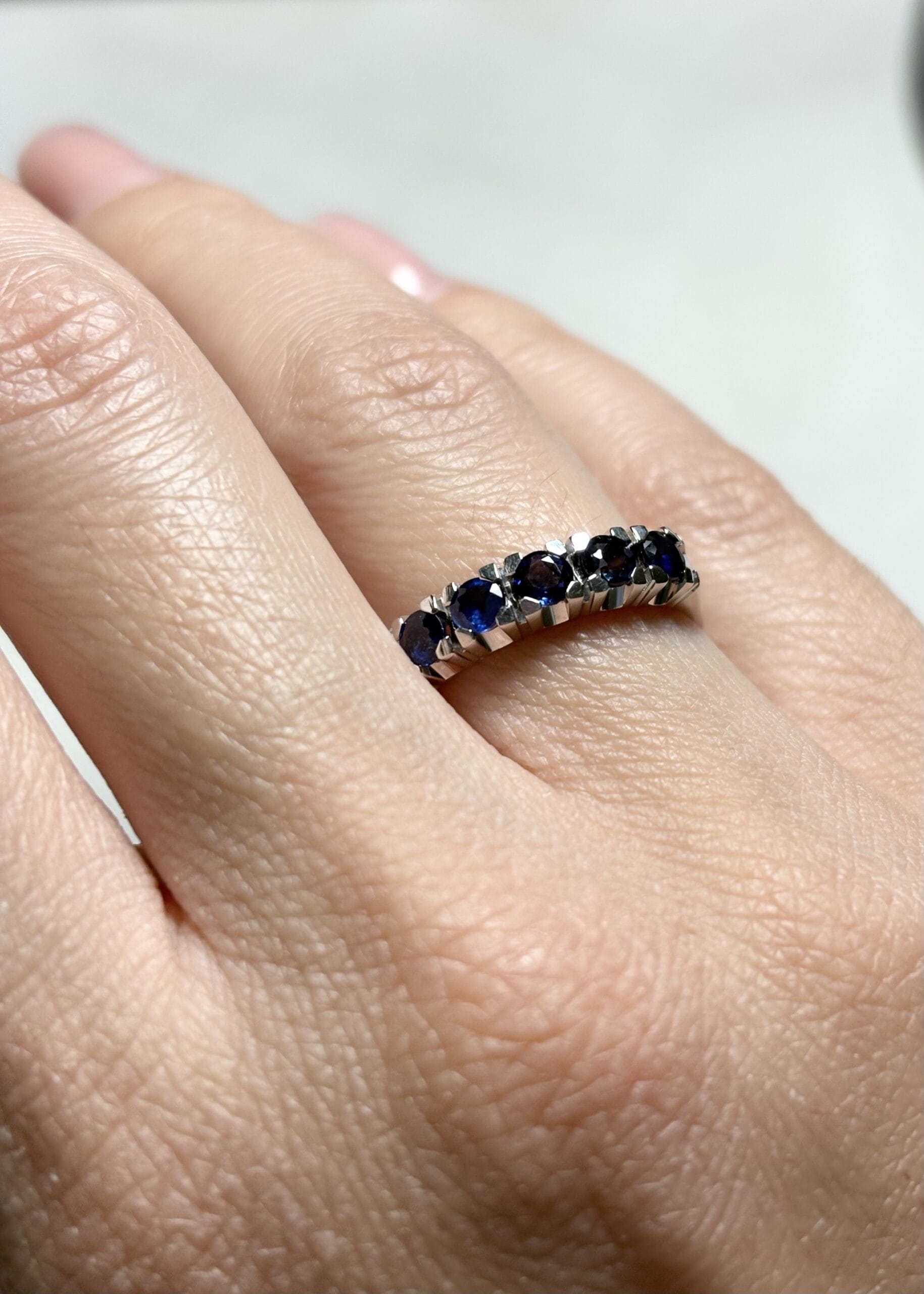 Anello veretta in oro bianco con 5 zaffiri 0,60 ct-4