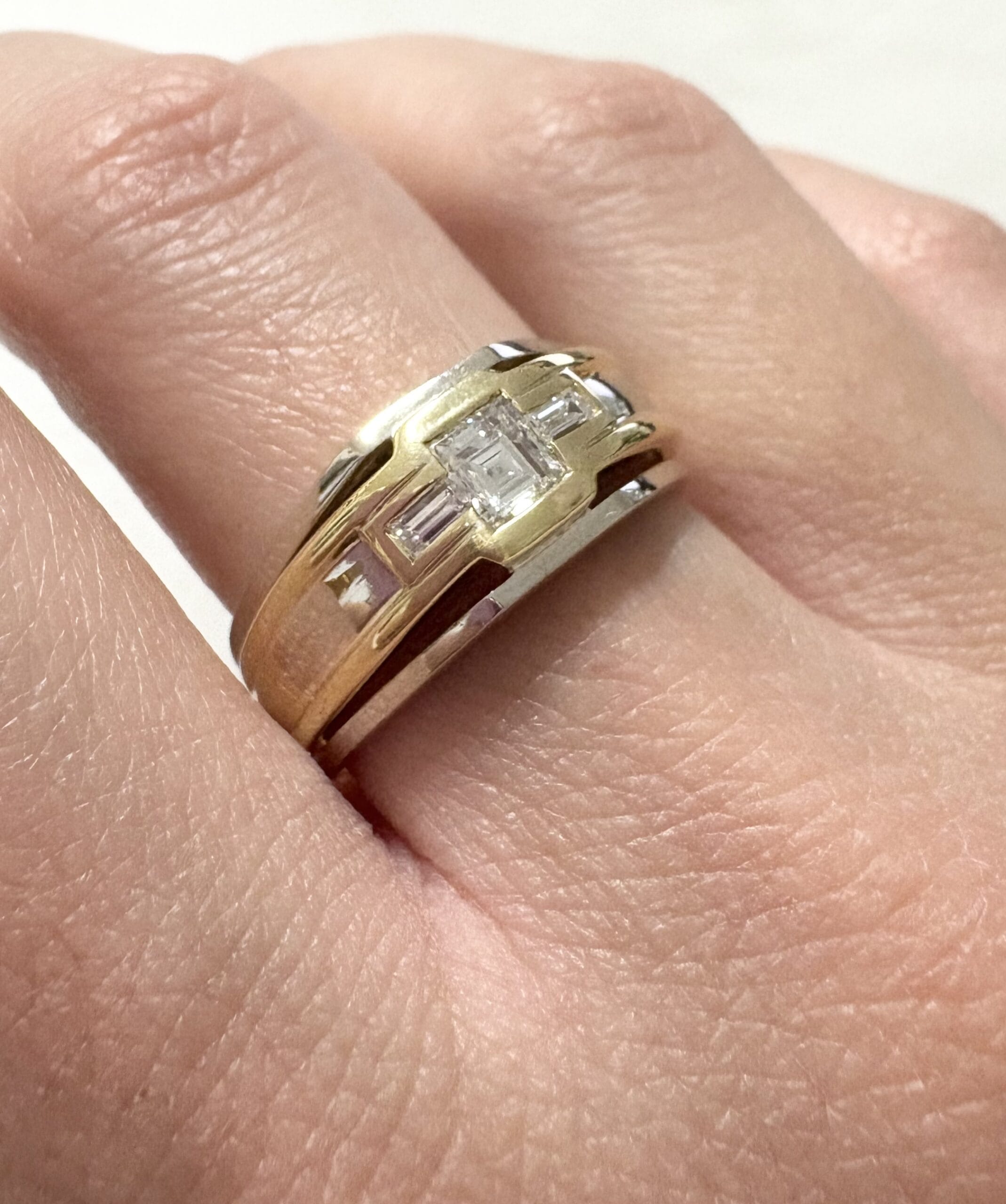 Anello fascia in oro giallo e bianco con diamanti fantasia-4