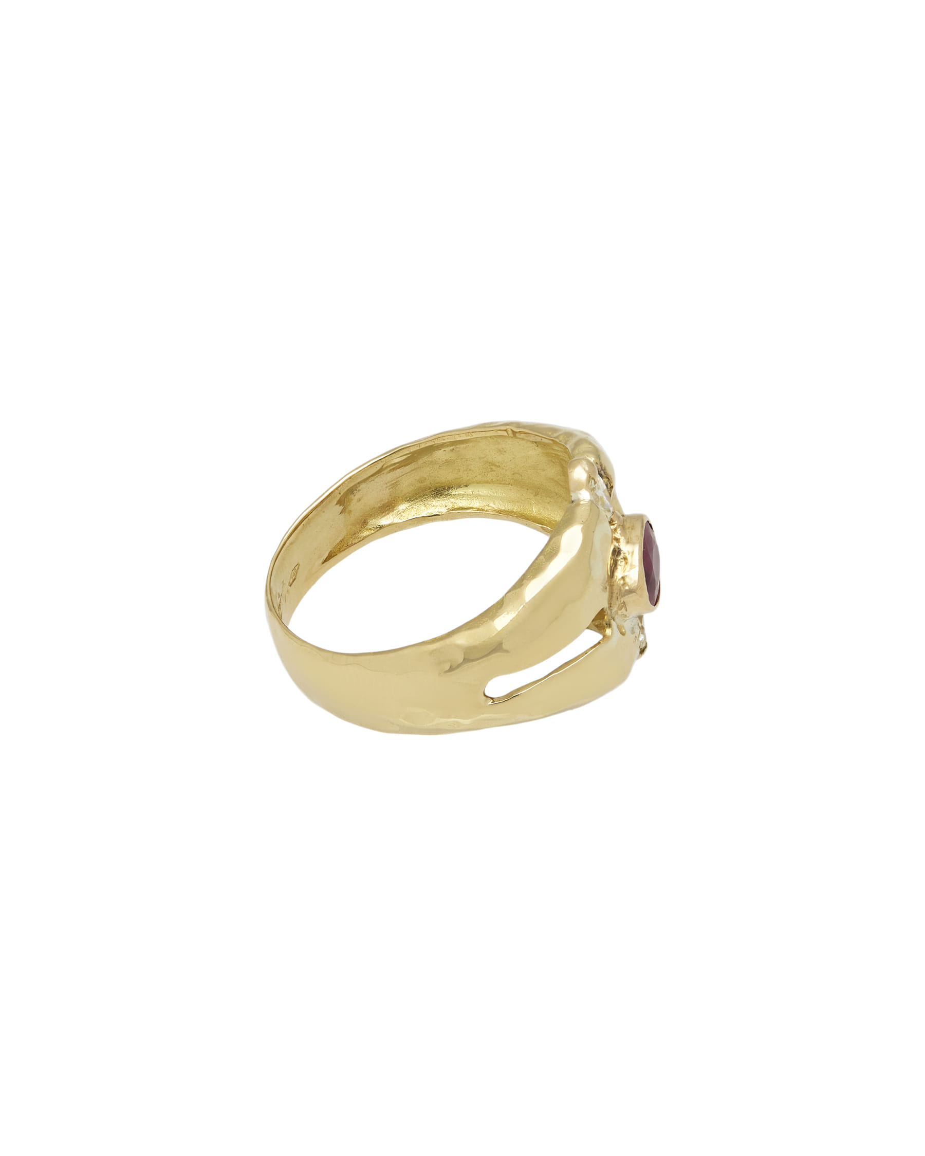 Anello in oro giallo martellato con rubino ovale e diamanti marquise-2