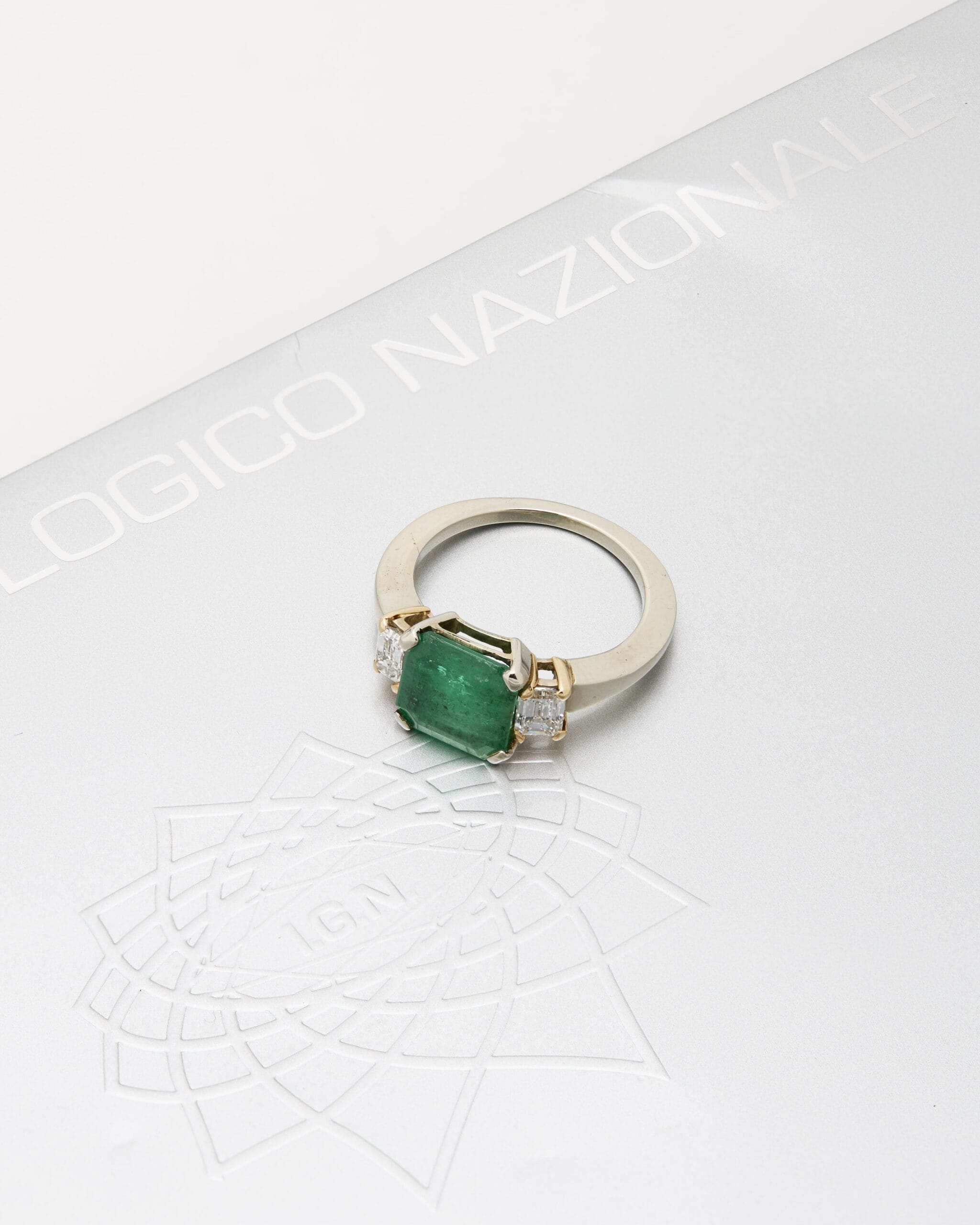 Anello con smeraldo ottagonale 2,70 ct e diamanti fantasy in oro bianco e giallo-4