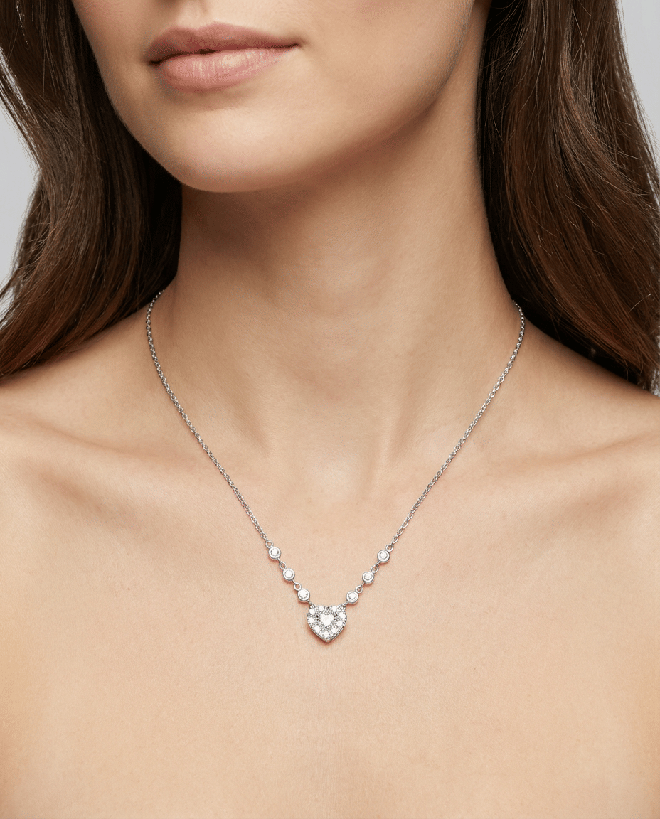 Collana con ciondolo cuore in oro bianco e diamanti con punti luce-3