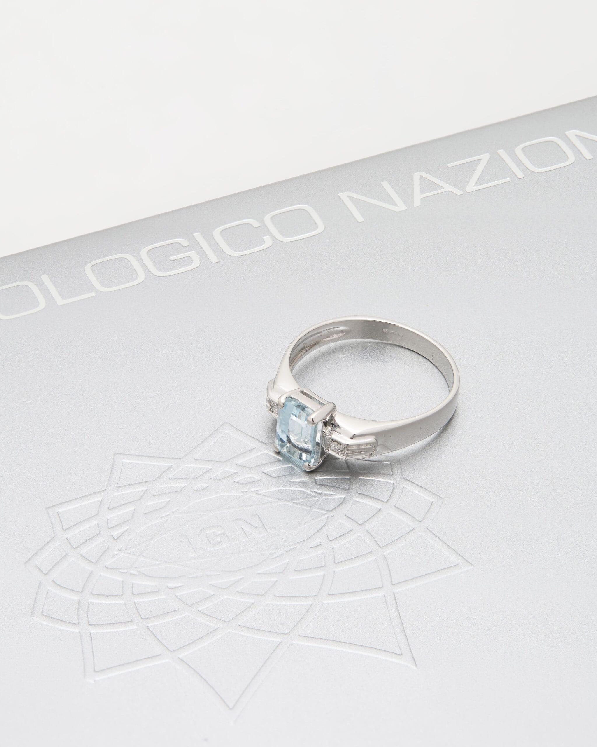 Anello in oro bianco con acquamarina ottagonale e diamanti-4