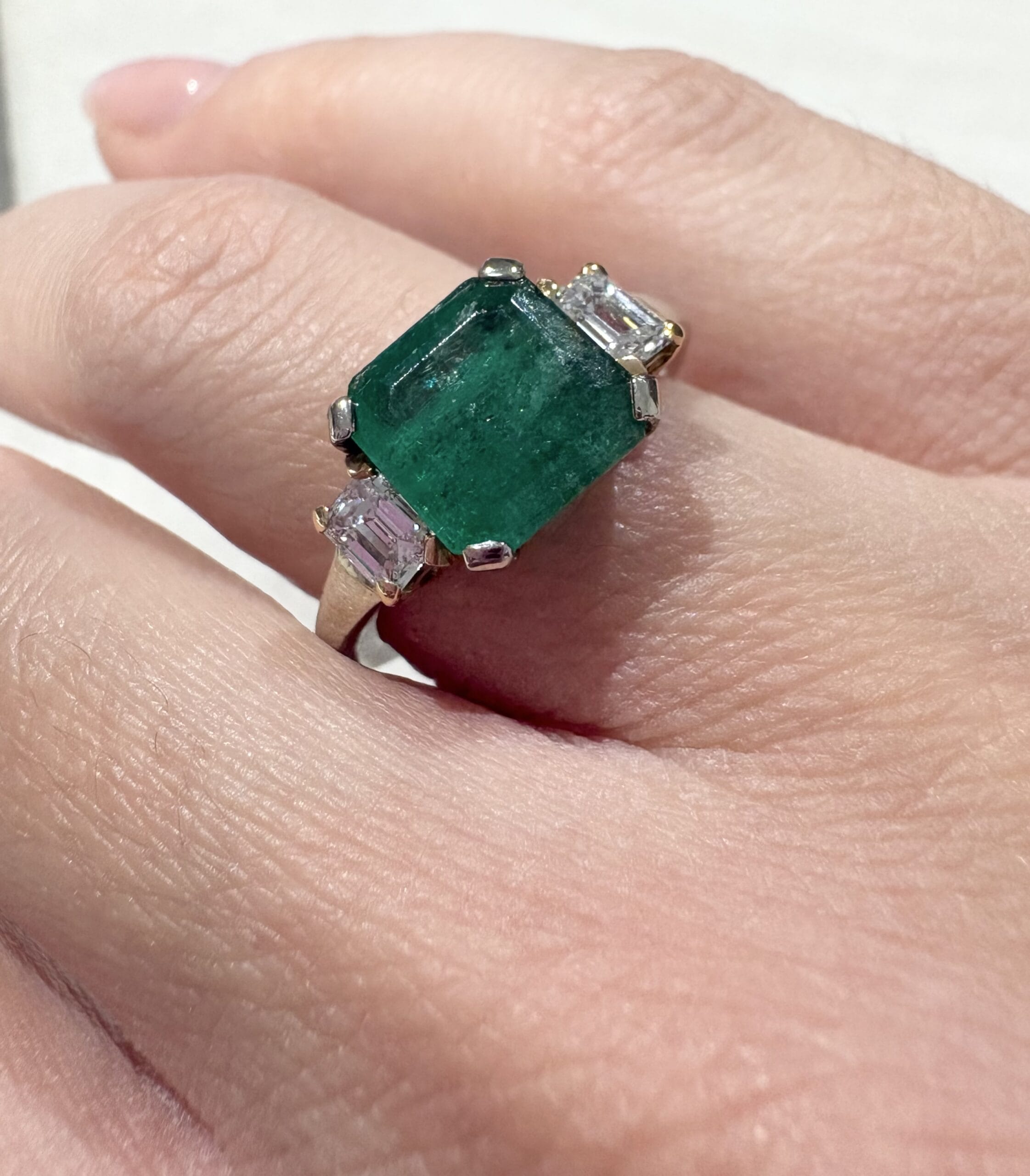 Anello con smeraldo ottagonale 2,70 ct e diamanti fantasy in oro bianco e giallo-5