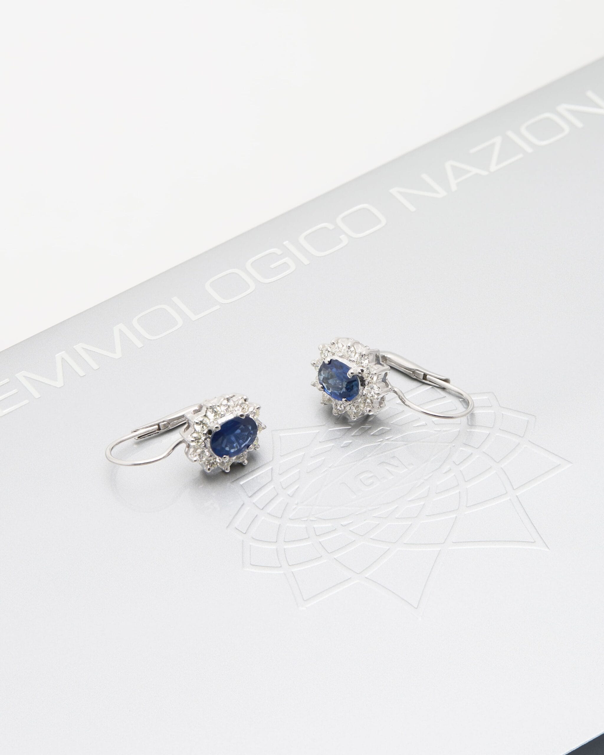 Orecchini fiore a clip in oro bianco con diamanti e zaffiro centrale-3