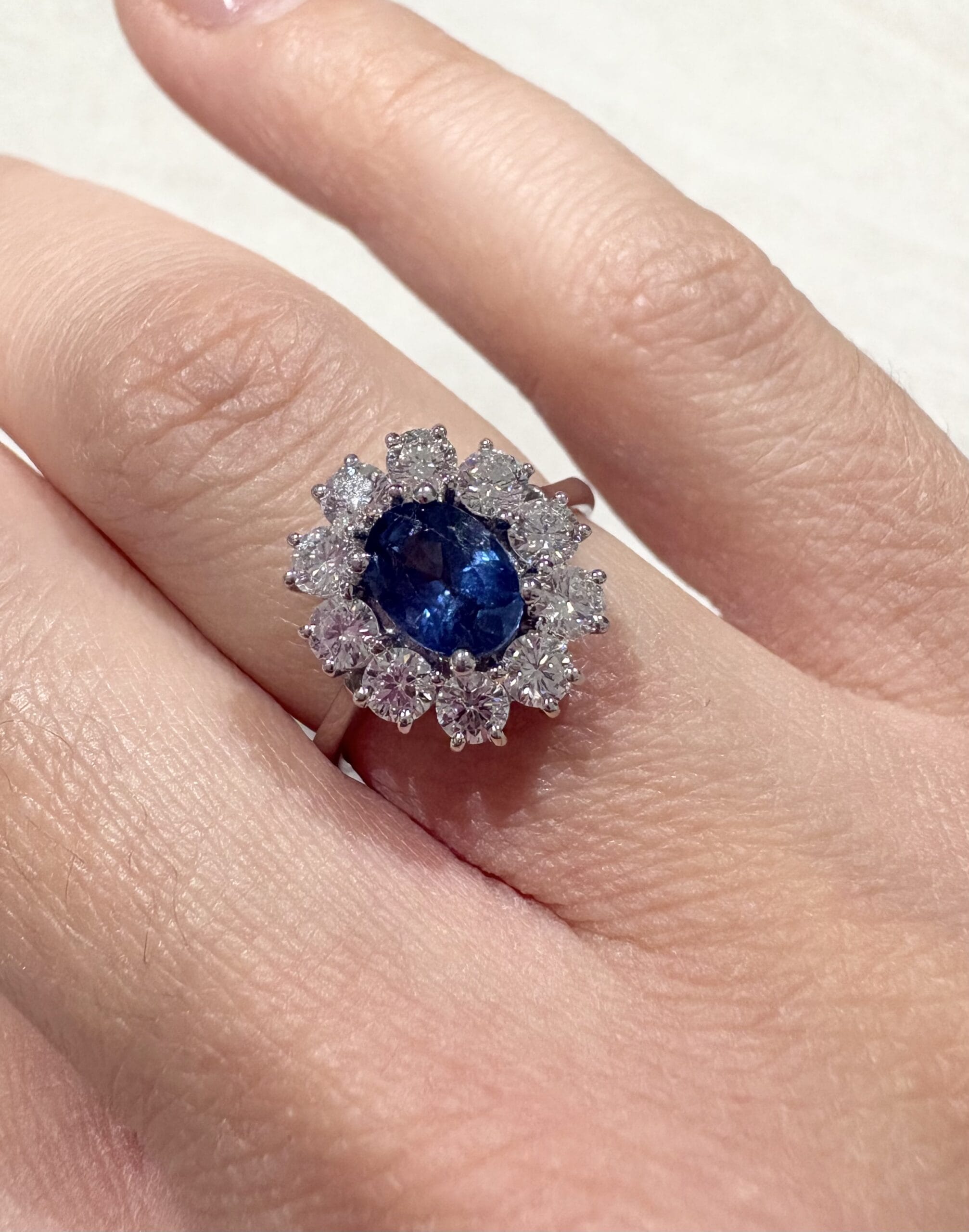 Anello margherita in oro bianco con zaffiro centrale e diamanti-5
