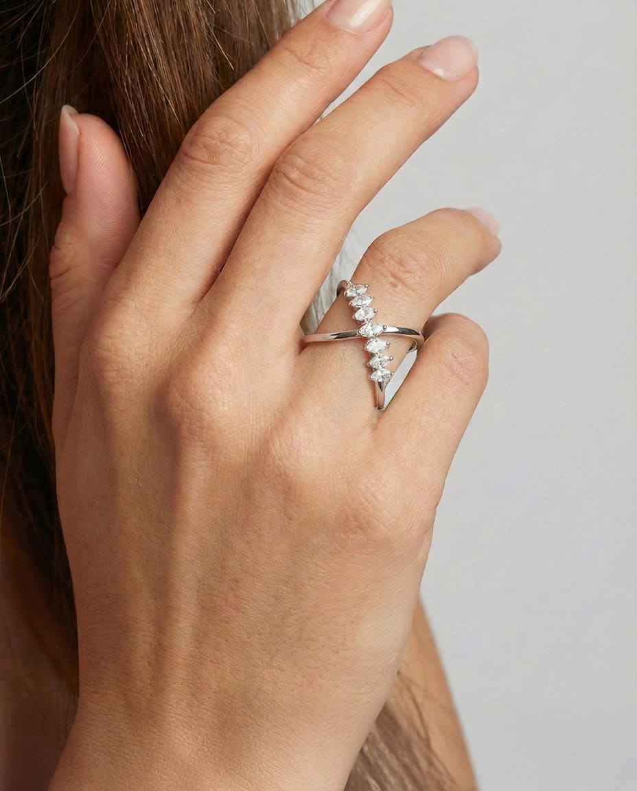 Anello design intrecciato in oro bianco con diamanti marquise mobili-4