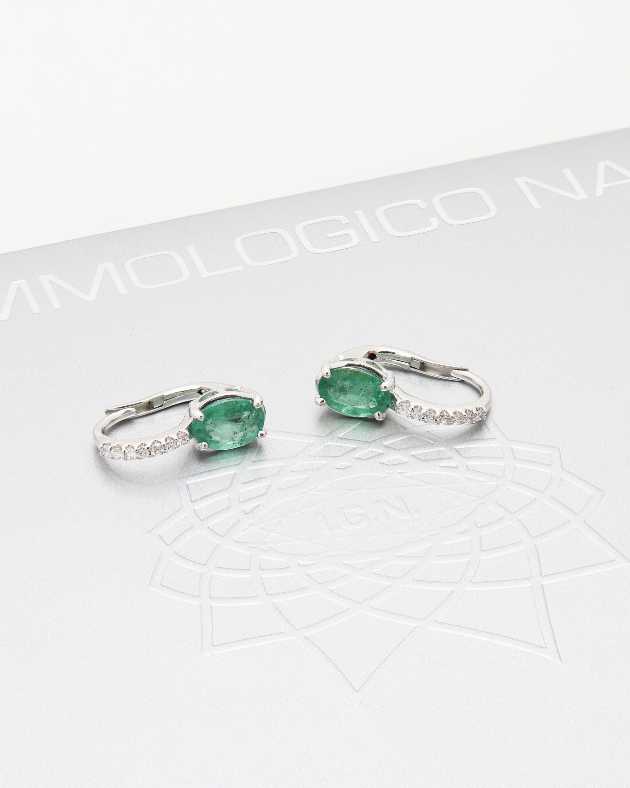 Orecchini a clip in oro bianco con smeraldi e diamanti-3