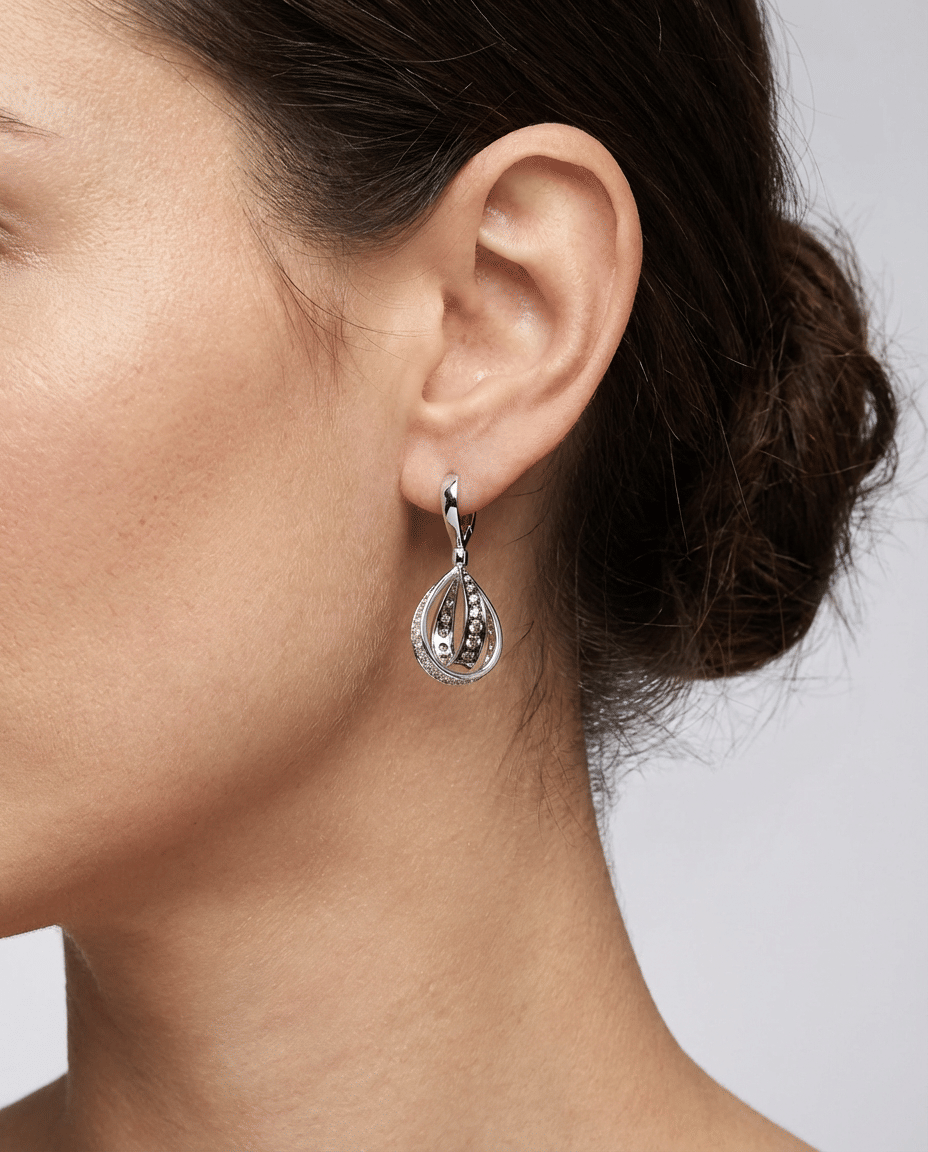 Orecchini pendenti in oro bianco a goccia tridimensionale con diamanti bianchi e brown-3