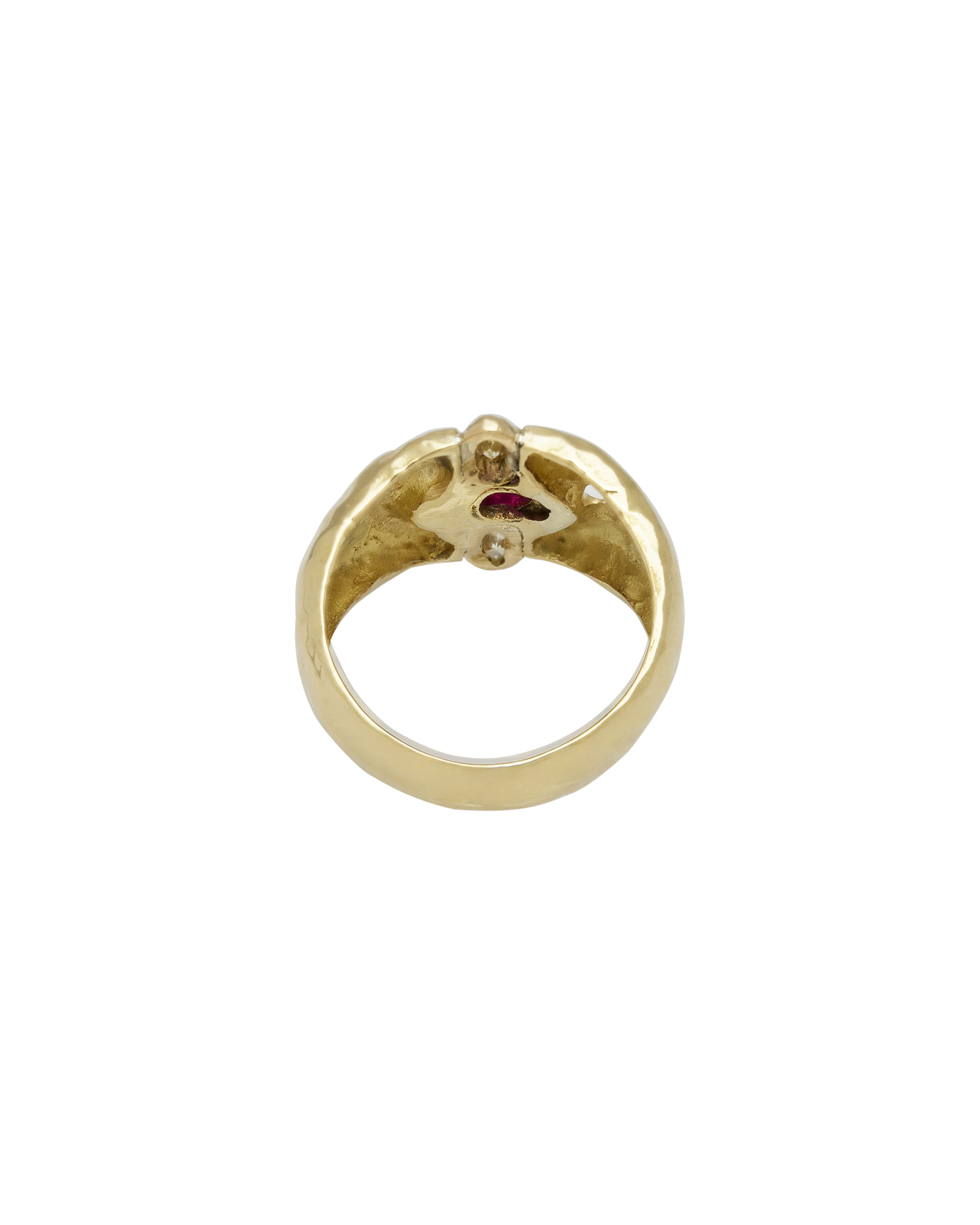 Anello in oro giallo martellato con rubino ovale e diamanti marquise-3