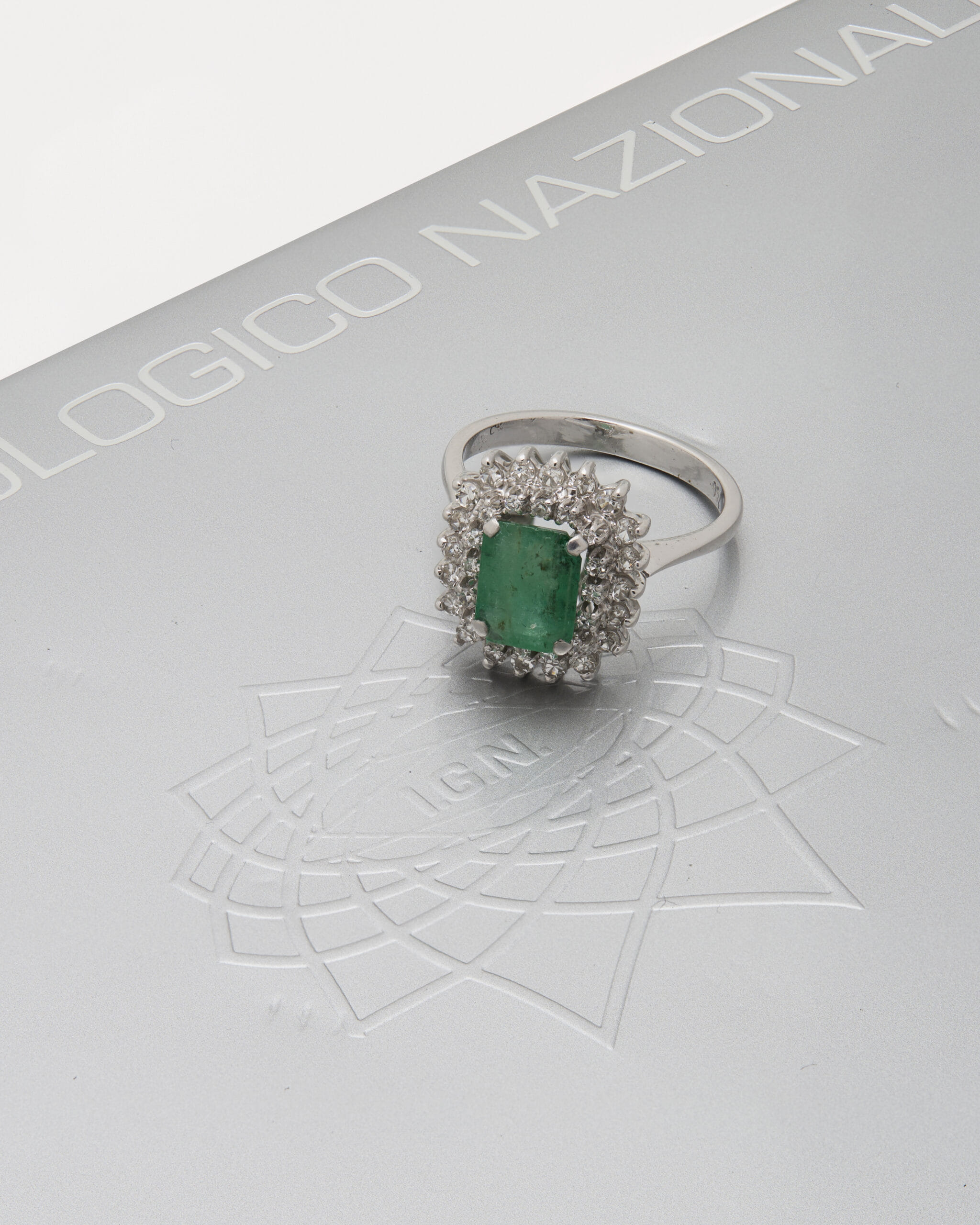 Anello fiore oro bianco con smeraldo centrale e doppio giro di diamanti-4