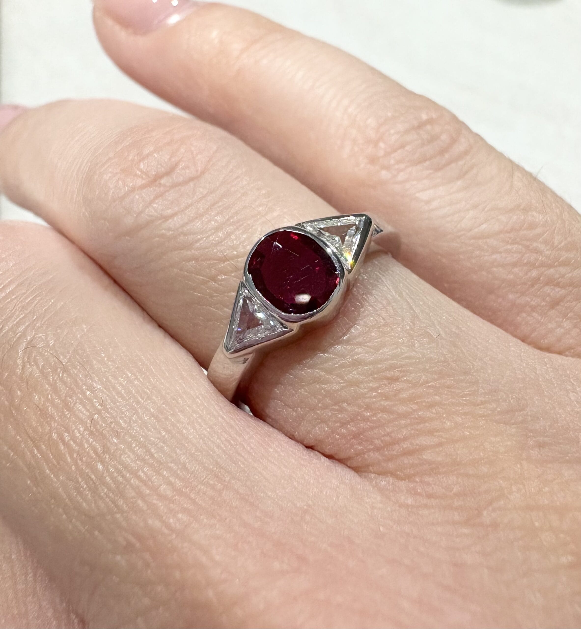 Anello oro bianco con rubino ovale e diamanti triangolo-5