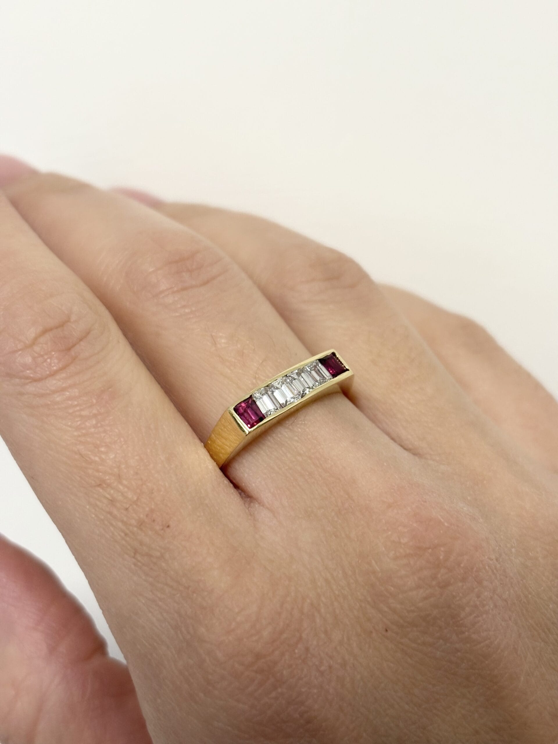 Anello fede squadrata in oro giallo con diamanti emerald e rubini-4