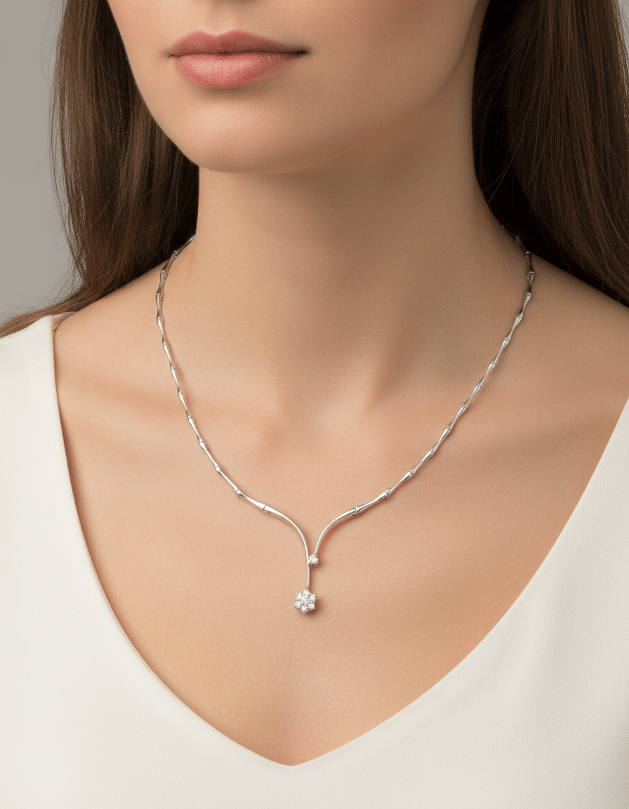 Collier in oro bianco con ciondolo fiore e punto luce con diamanti-3