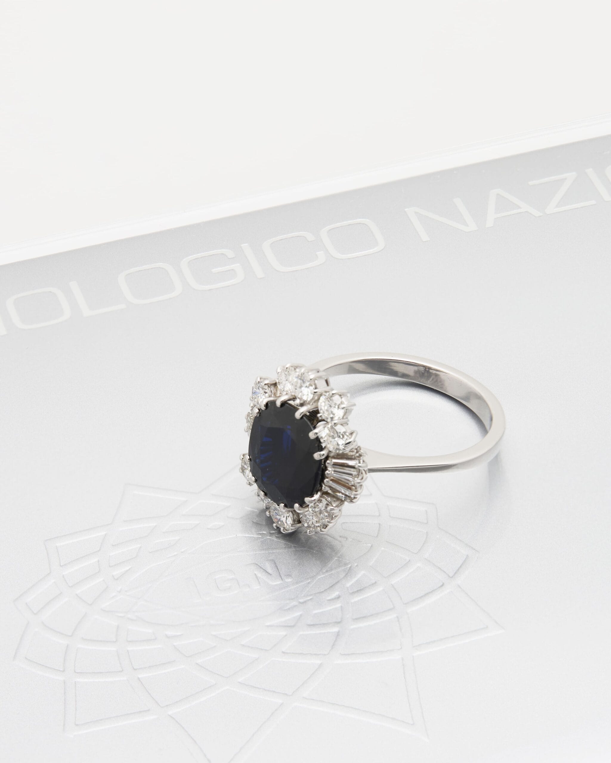 Anello fiore in oro bianco con zaffiro centrale e giro di diamanti round e tapered-4