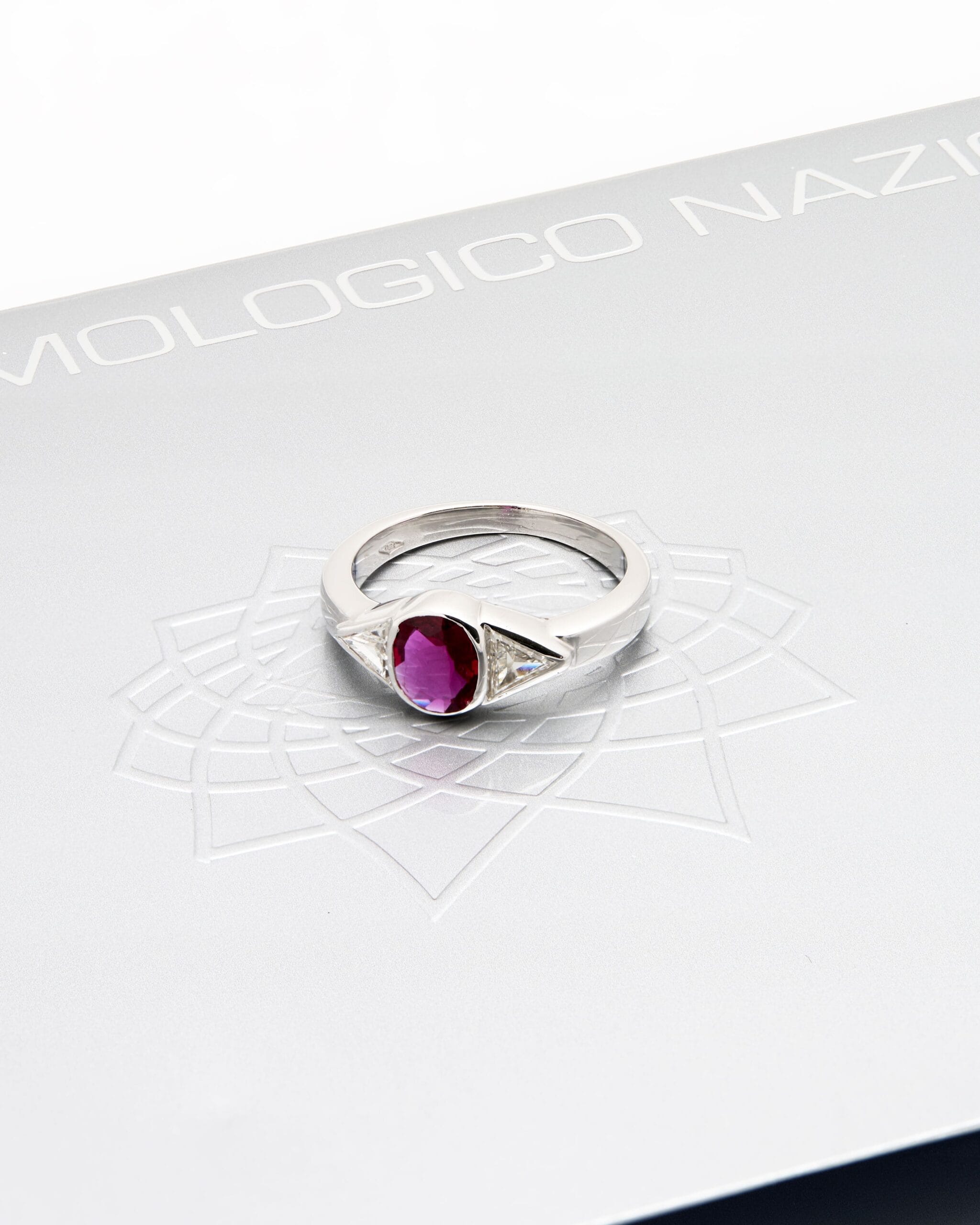 Anello oro bianco con rubino ovale e diamanti triangolo-4
