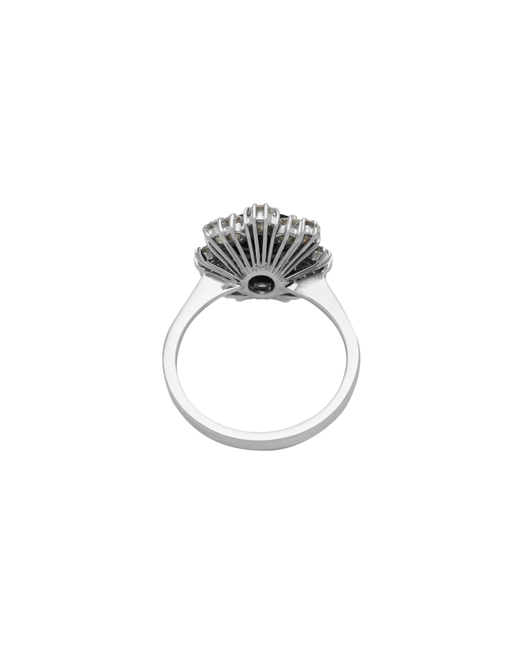 Anello fiore in oro bianco con zaffiro centrale e giro di diamanti round e tapered-3