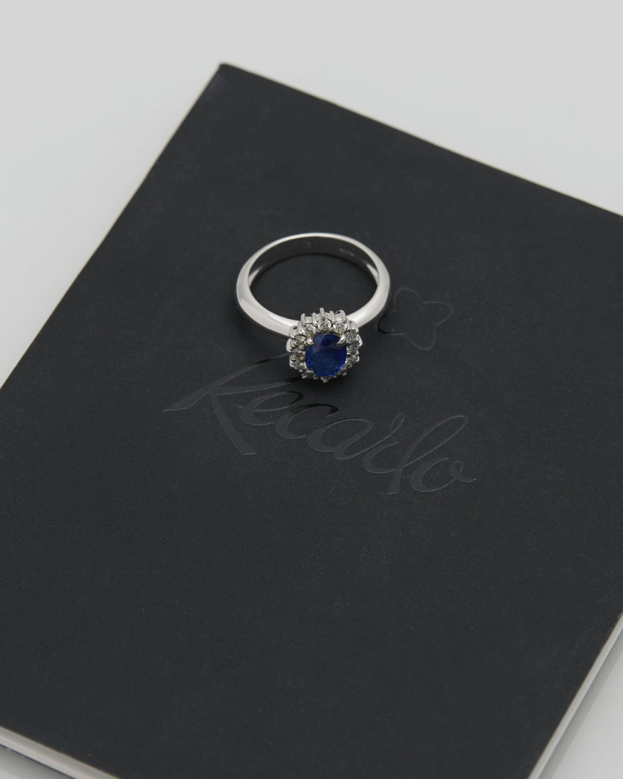 Anello fiore recarlo in oro bianco con zaffiro centrale e giro di diamanti-4