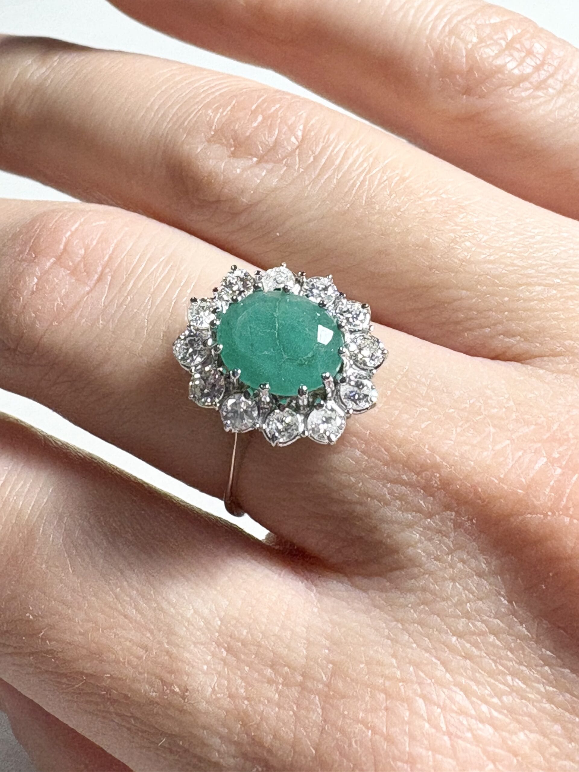 Anello in oro bianco con radice di smeraldo centrale e diamanti-4