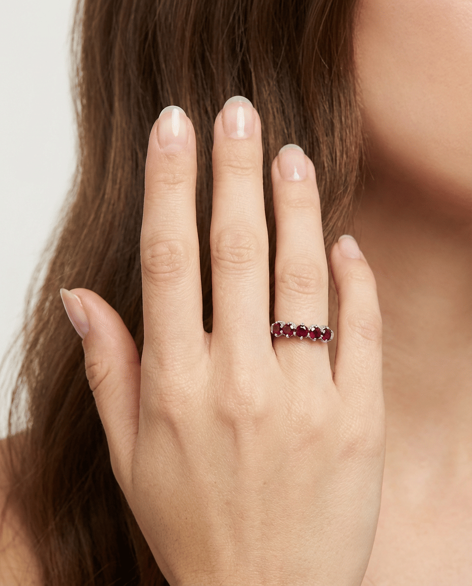 Anello veretta in oro bianco con 5 rubini-4