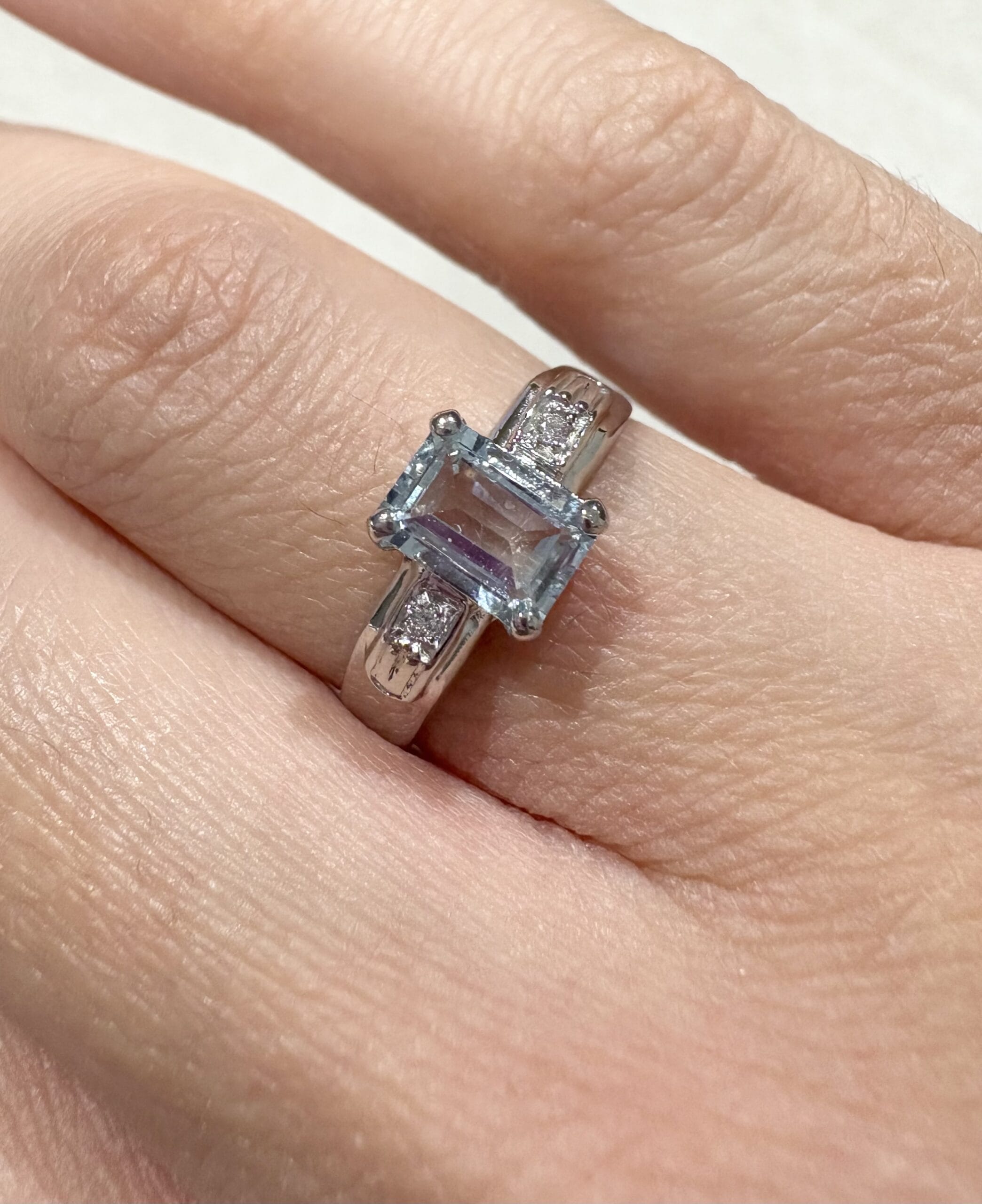 Anello in oro bianco con acquamarina ottagonale e diamanti-5