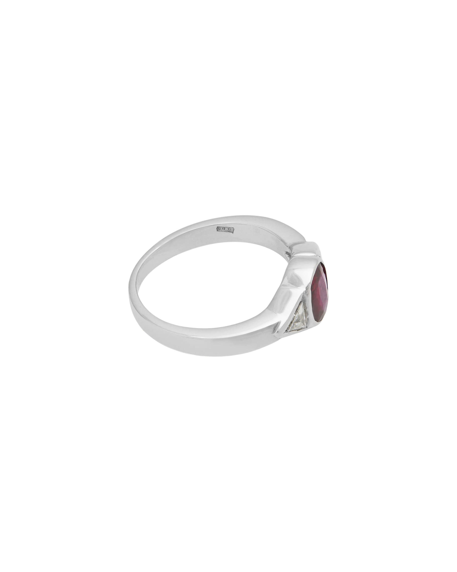 Anello oro bianco con rubino ovale e diamanti triangolo-2