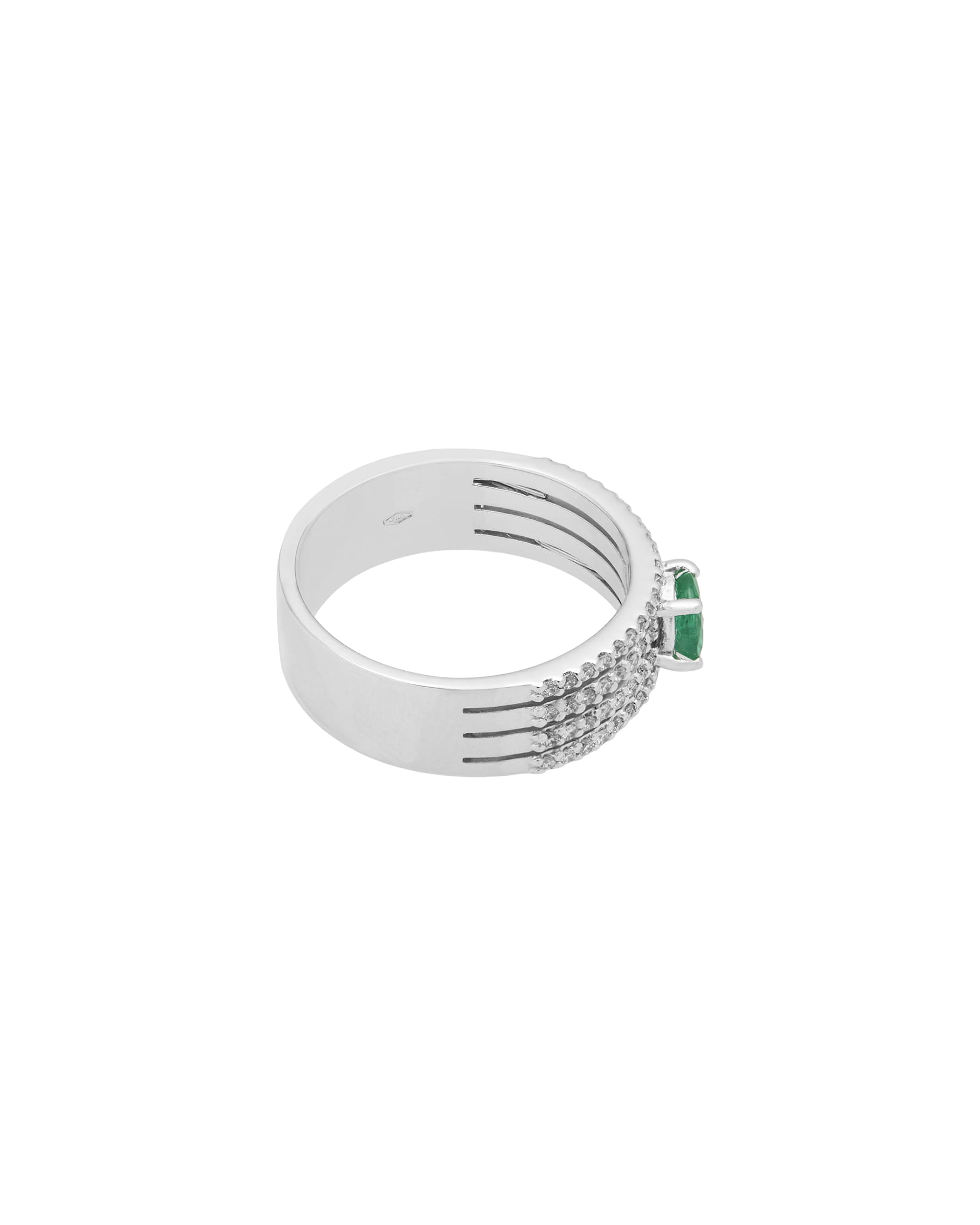 Anello fascia in oro bianco con 4 file di diamanti e smeraldo centrale-2