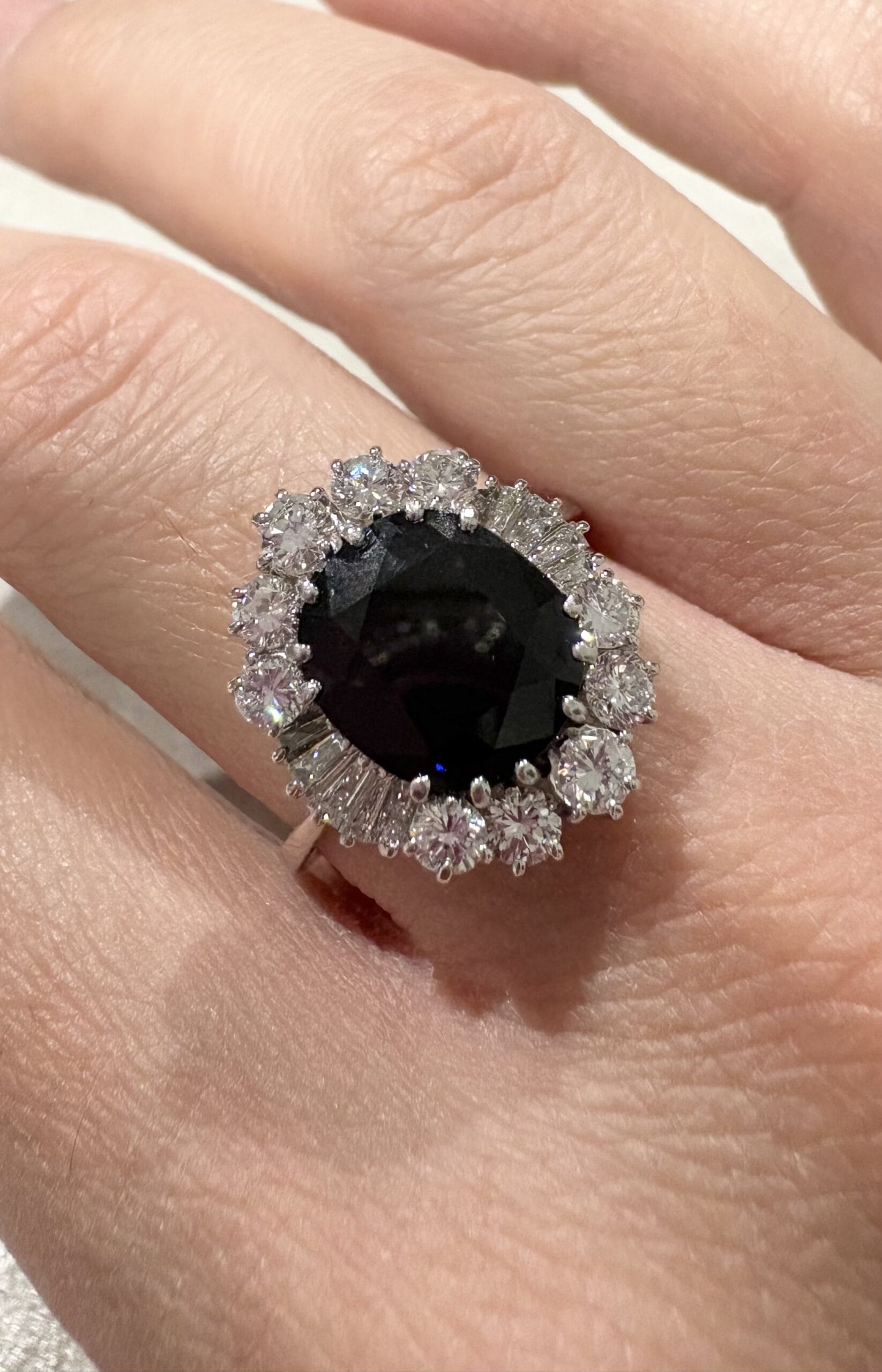 Anello fiore in oro bianco con zaffiro centrale e giro di diamanti round e tapered-5