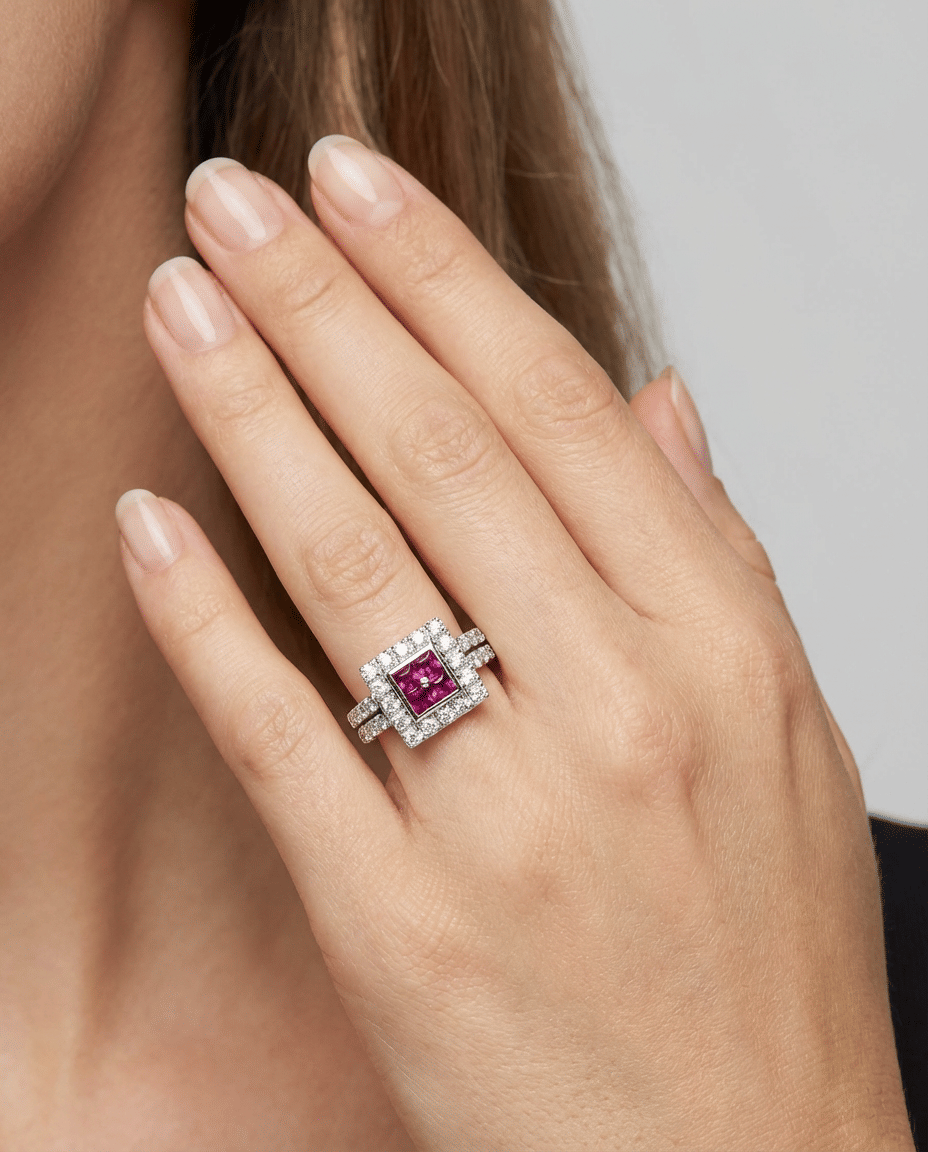 Anello in oro bianco con rubini princess centrali e diamanti-4