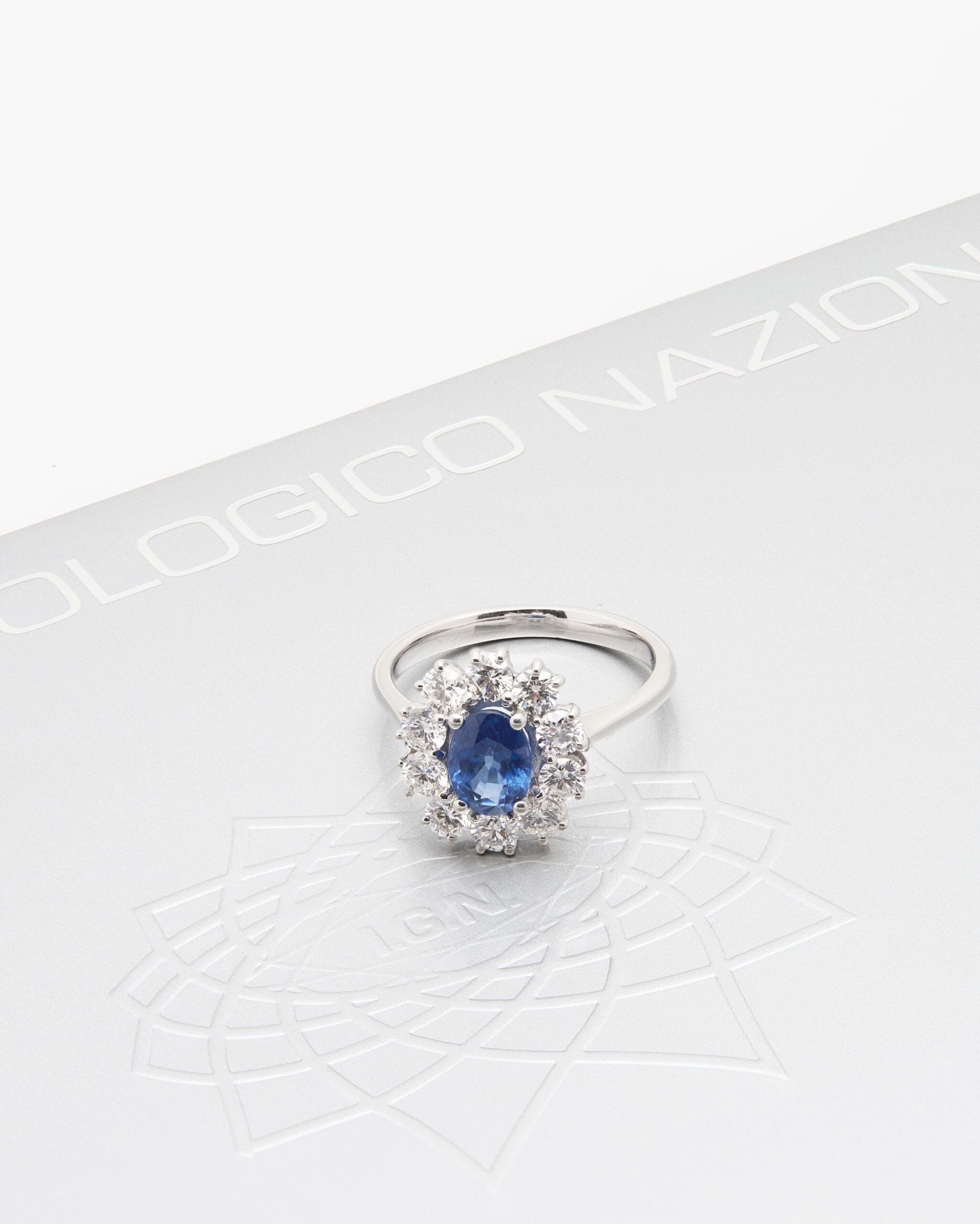 Anello margherita in oro bianco con zaffiro centrale e diamanti-4