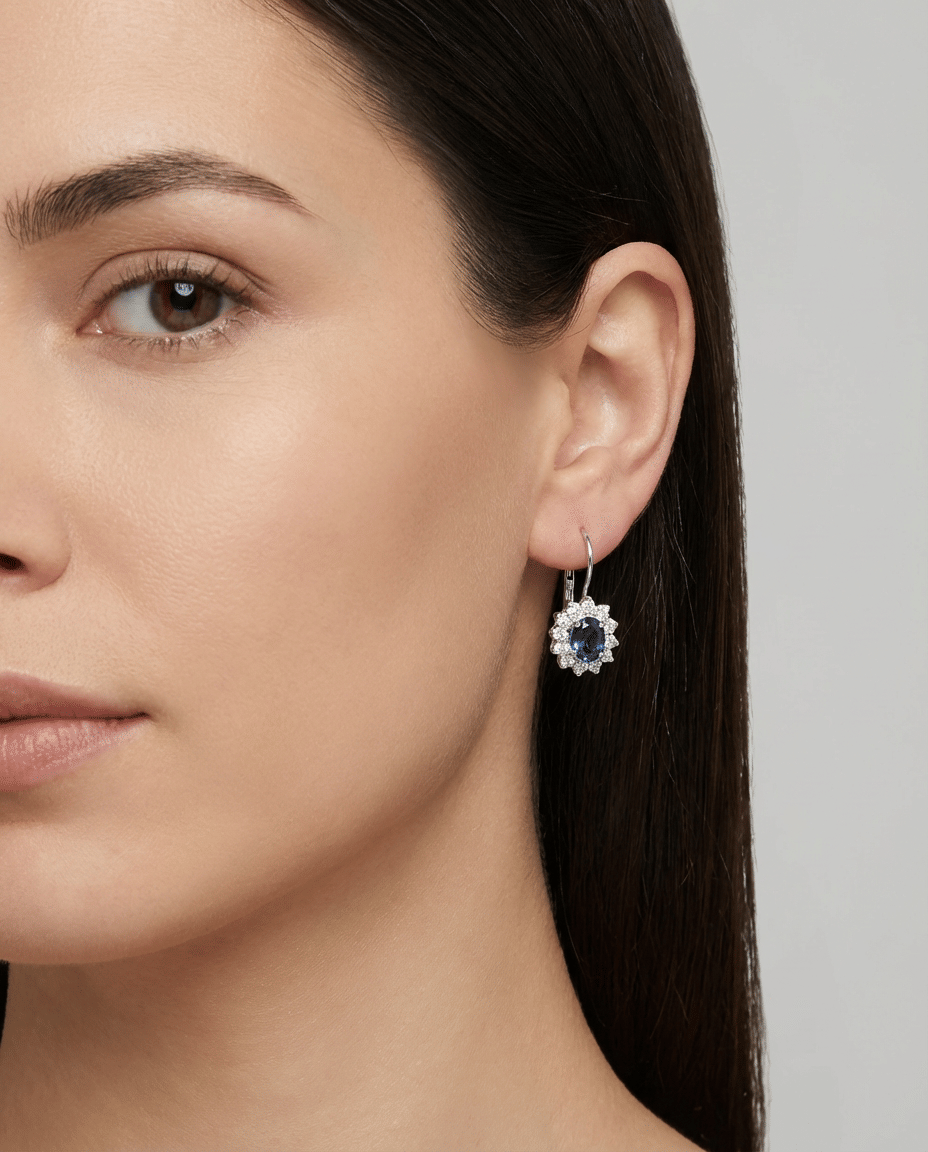 Orecchini fiore a clip in oro bianco con diamanti e zaffiro centrale-4