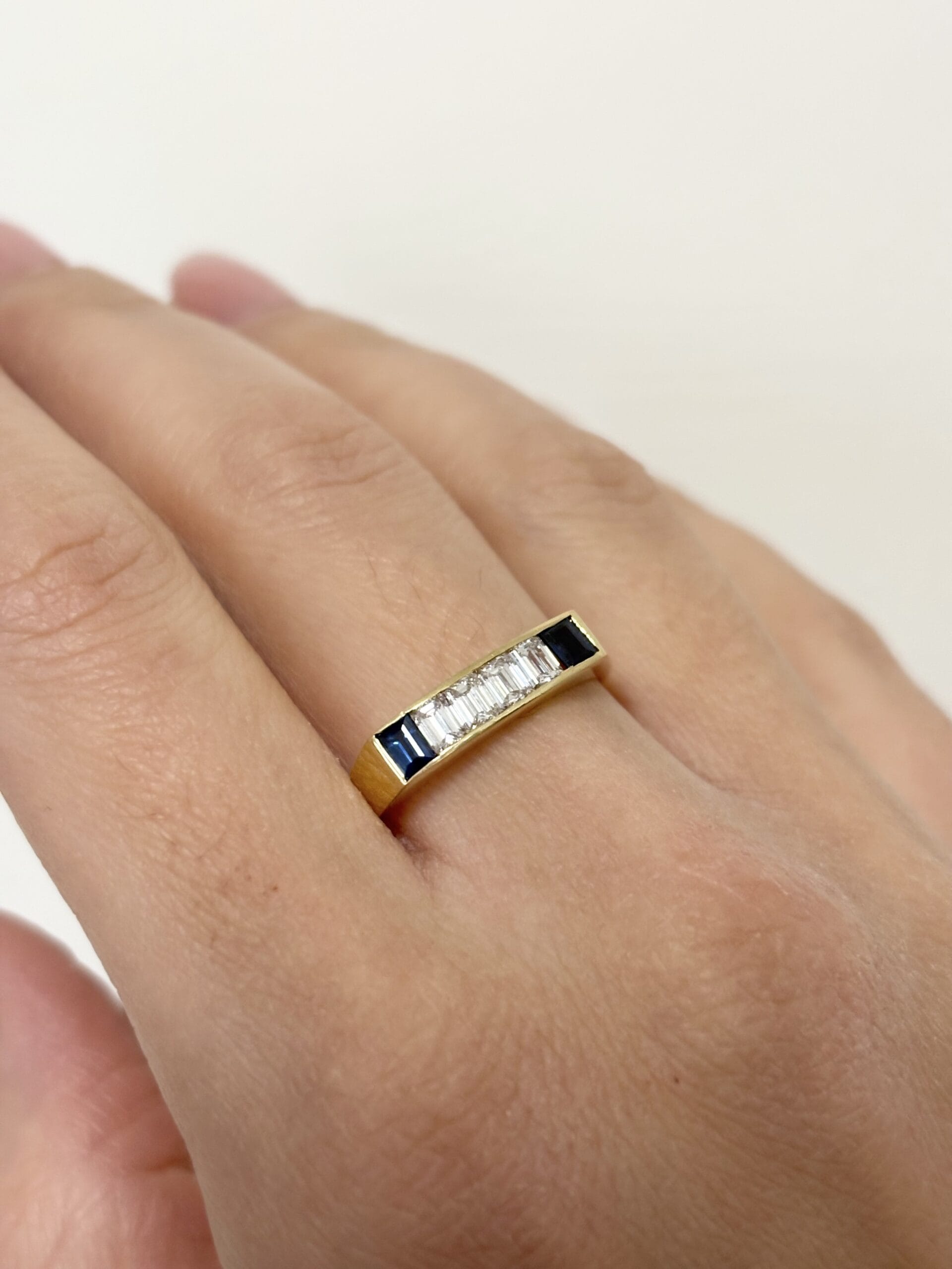 Anello fede squadrata in oro giallo con zaffiri e diamanti emerald-4